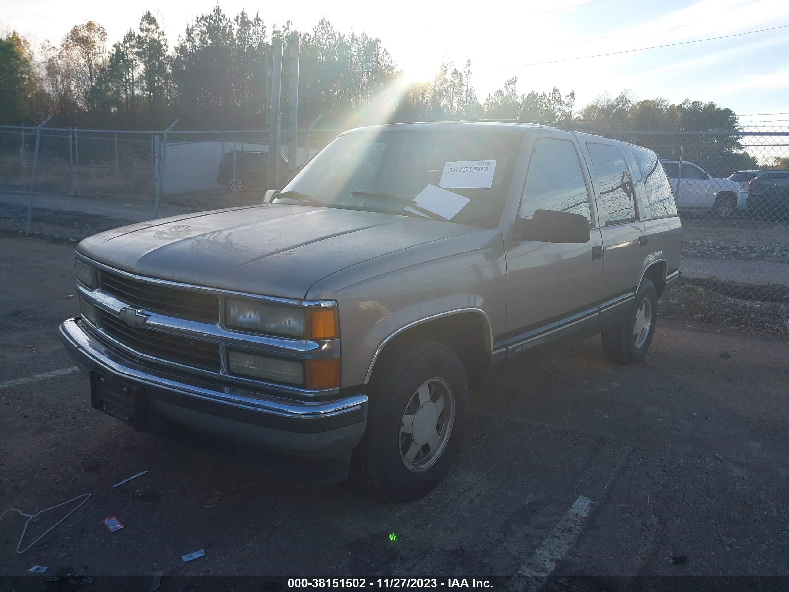 Photo 1 VIN: 1GNEC13R2XJ488294 - CHEVROLET TAHOE 