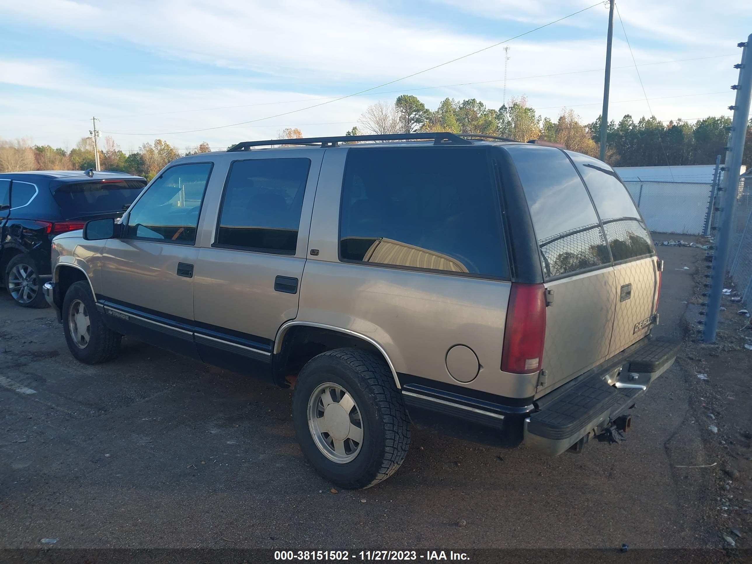 Photo 2 VIN: 1GNEC13R2XJ488294 - CHEVROLET TAHOE 