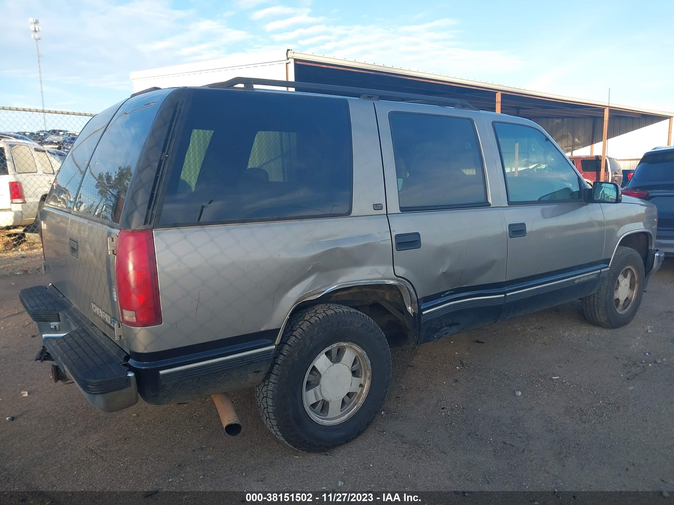 Photo 3 VIN: 1GNEC13R2XJ488294 - CHEVROLET TAHOE 