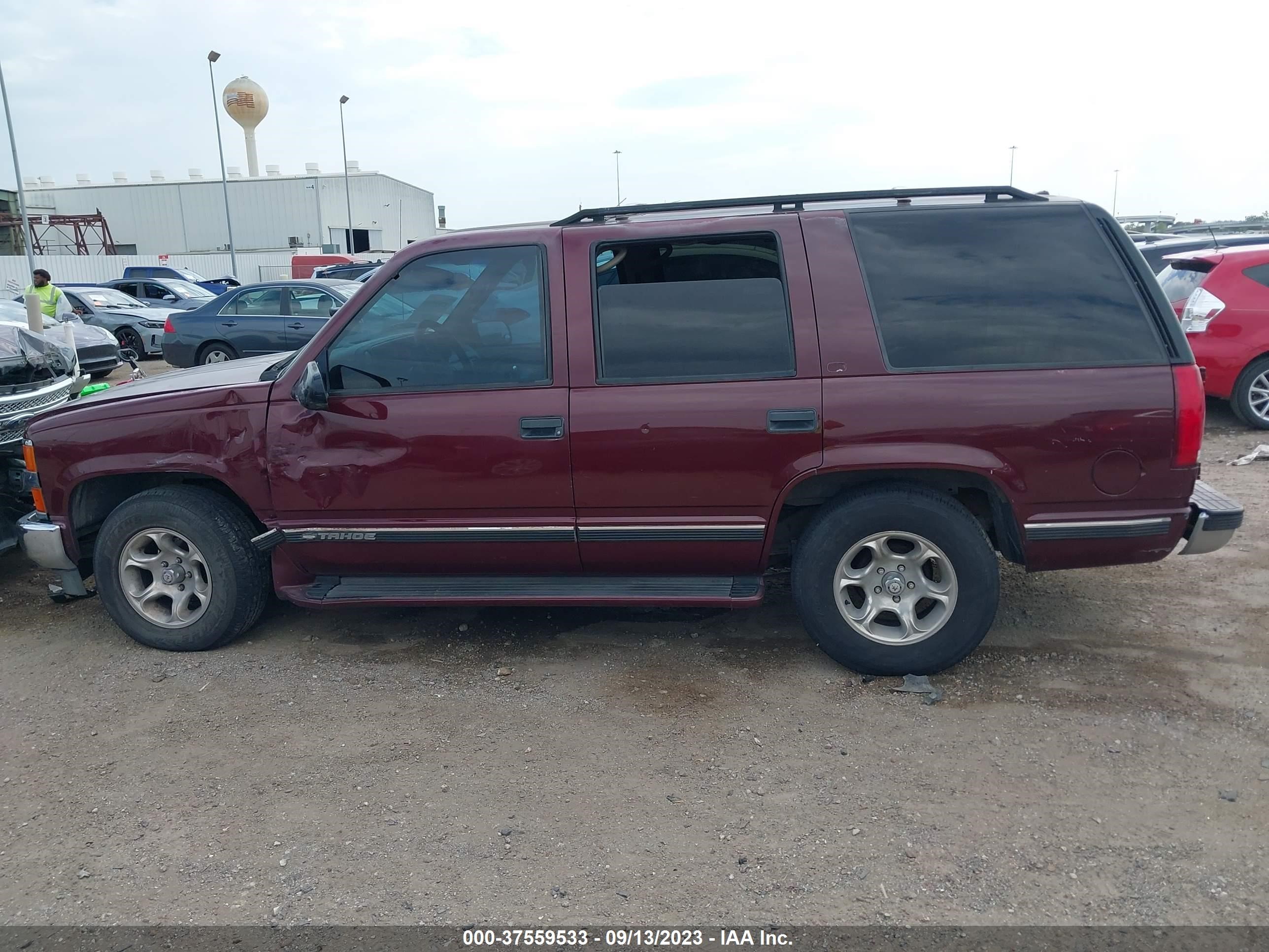 Photo 13 VIN: 1GNEC13R4XJ341104 - CHEVROLET TAHOE 