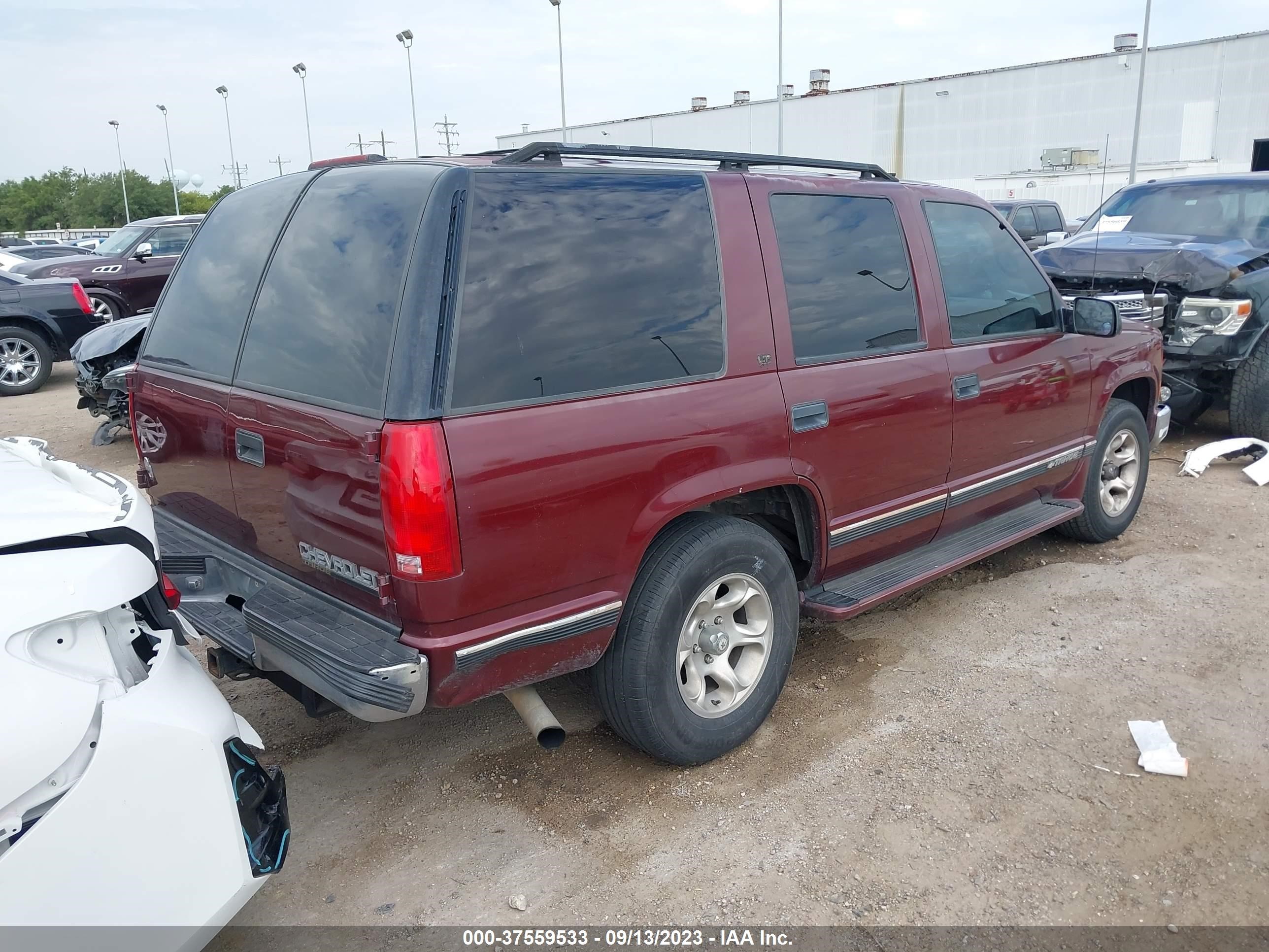 Photo 3 VIN: 1GNEC13R4XJ341104 - CHEVROLET TAHOE 