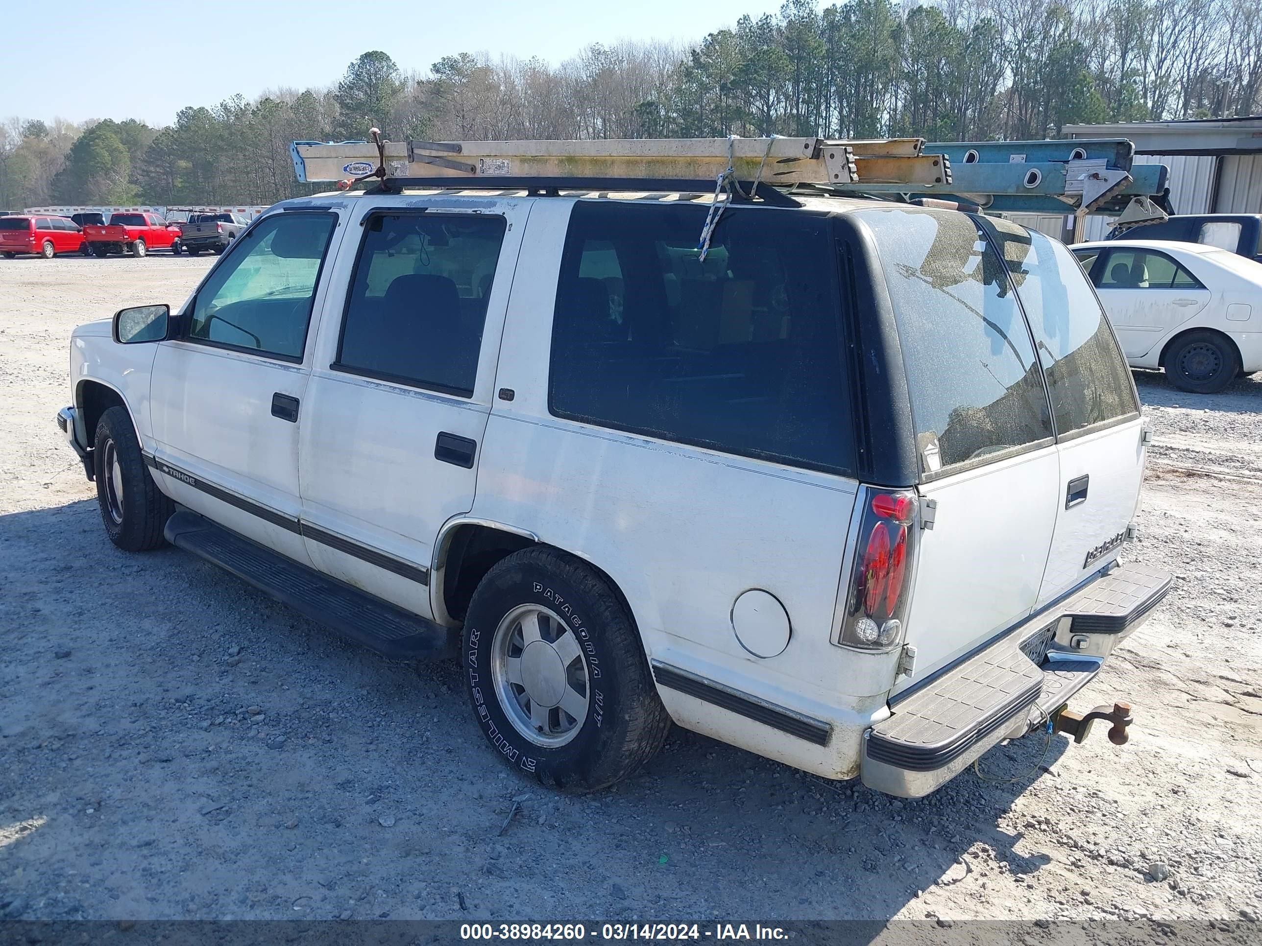 Photo 2 VIN: 1GNEC13R4XJ397995 - CHEVROLET TAHOE 