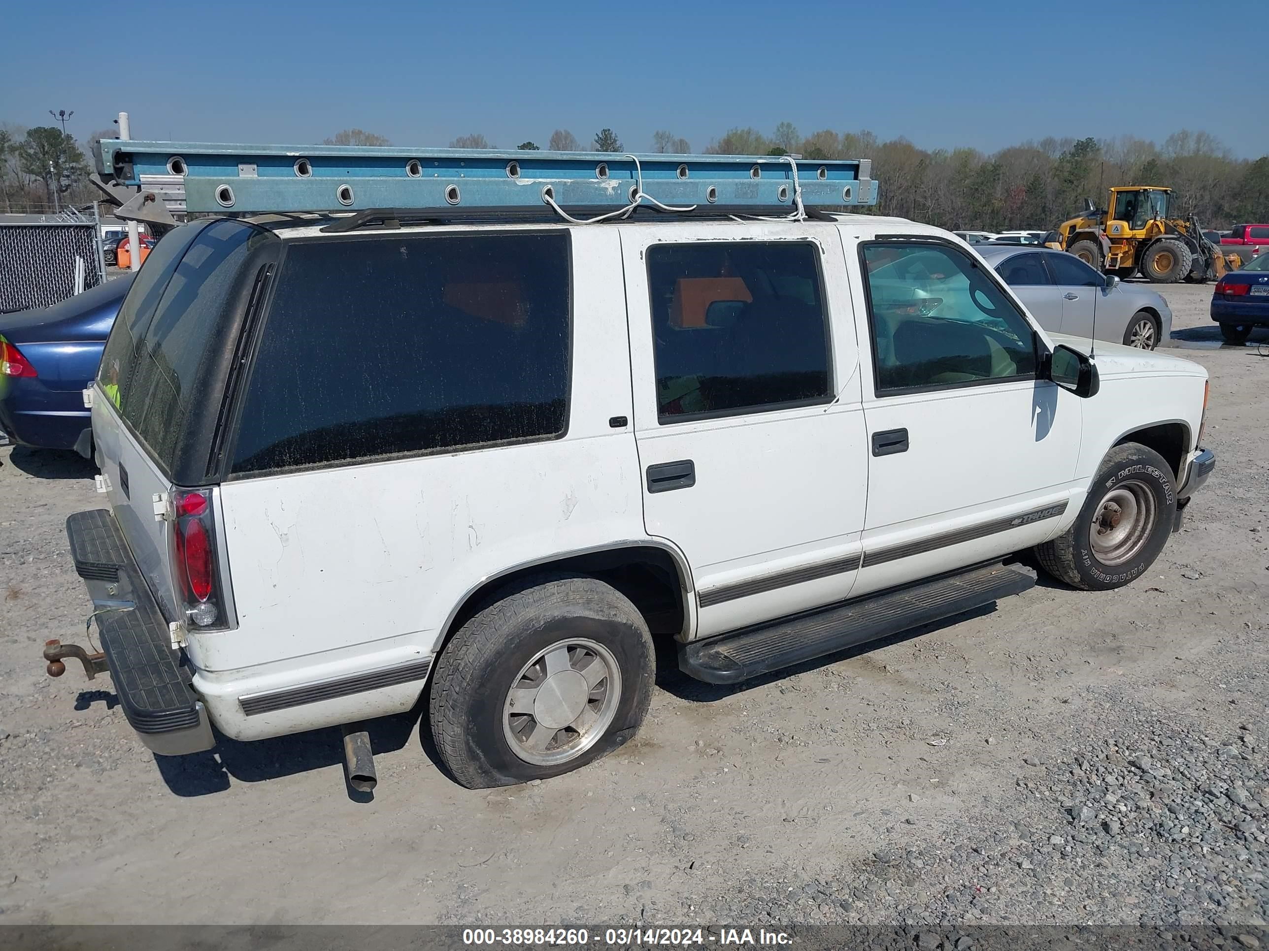 Photo 3 VIN: 1GNEC13R4XJ397995 - CHEVROLET TAHOE 