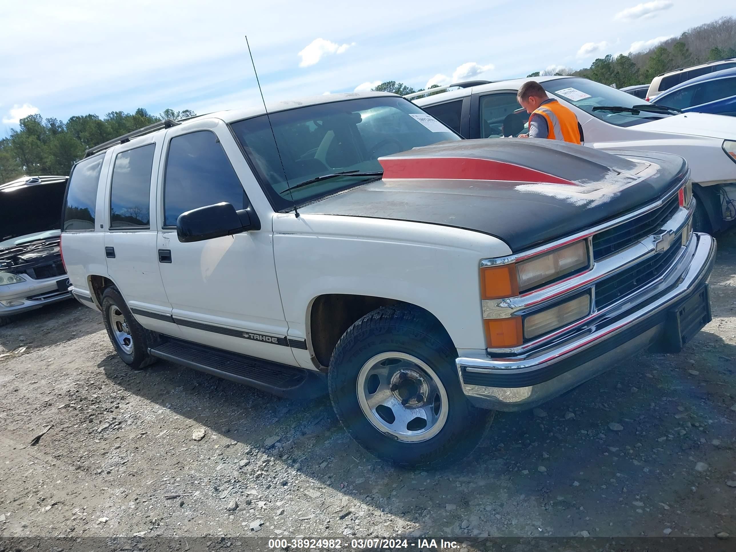 Photo 1 VIN: 1GNEC13R6XJ380664 - CHEVROLET TAHOE 