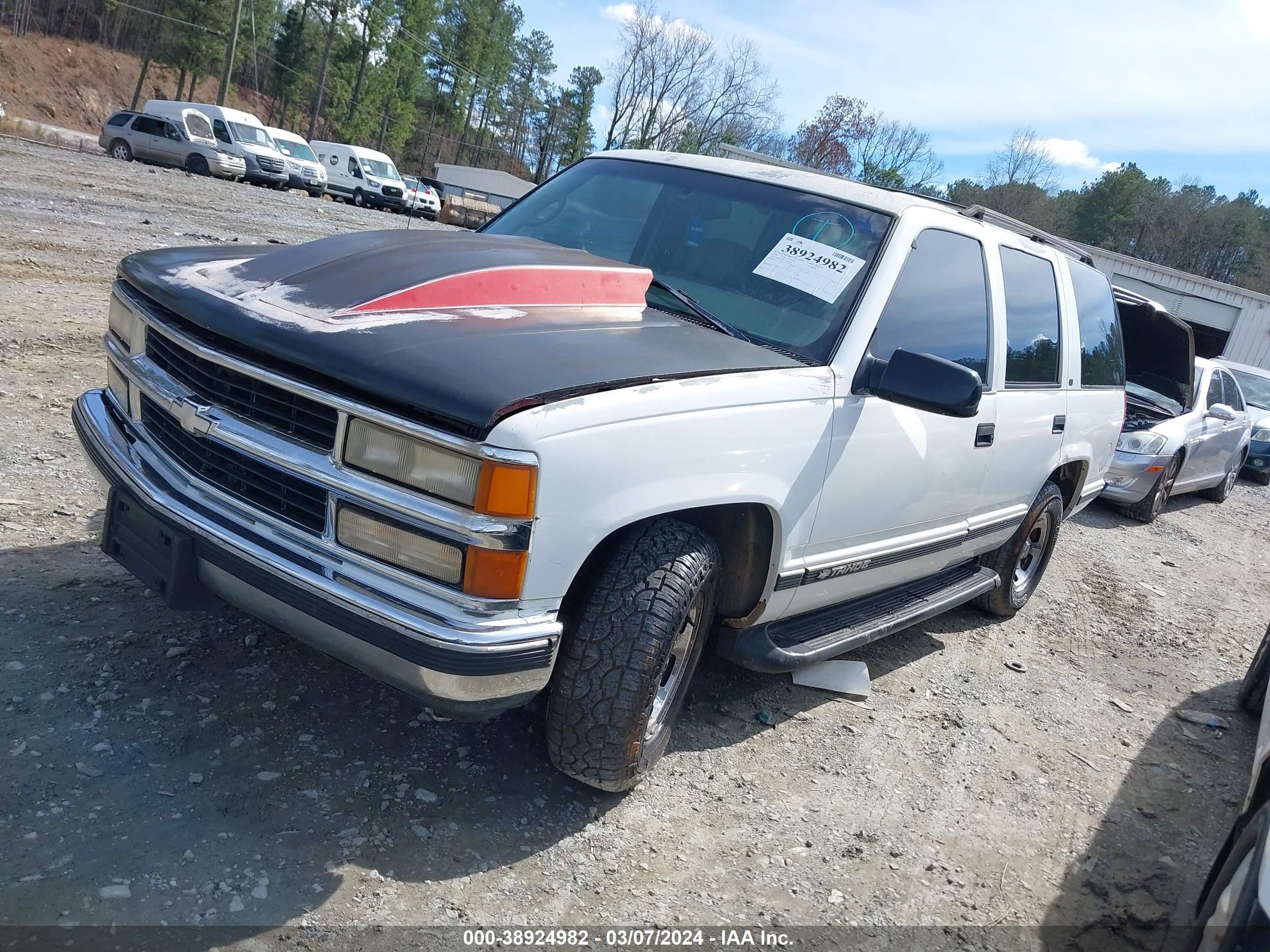 Photo 2 VIN: 1GNEC13R6XJ380664 - CHEVROLET TAHOE 