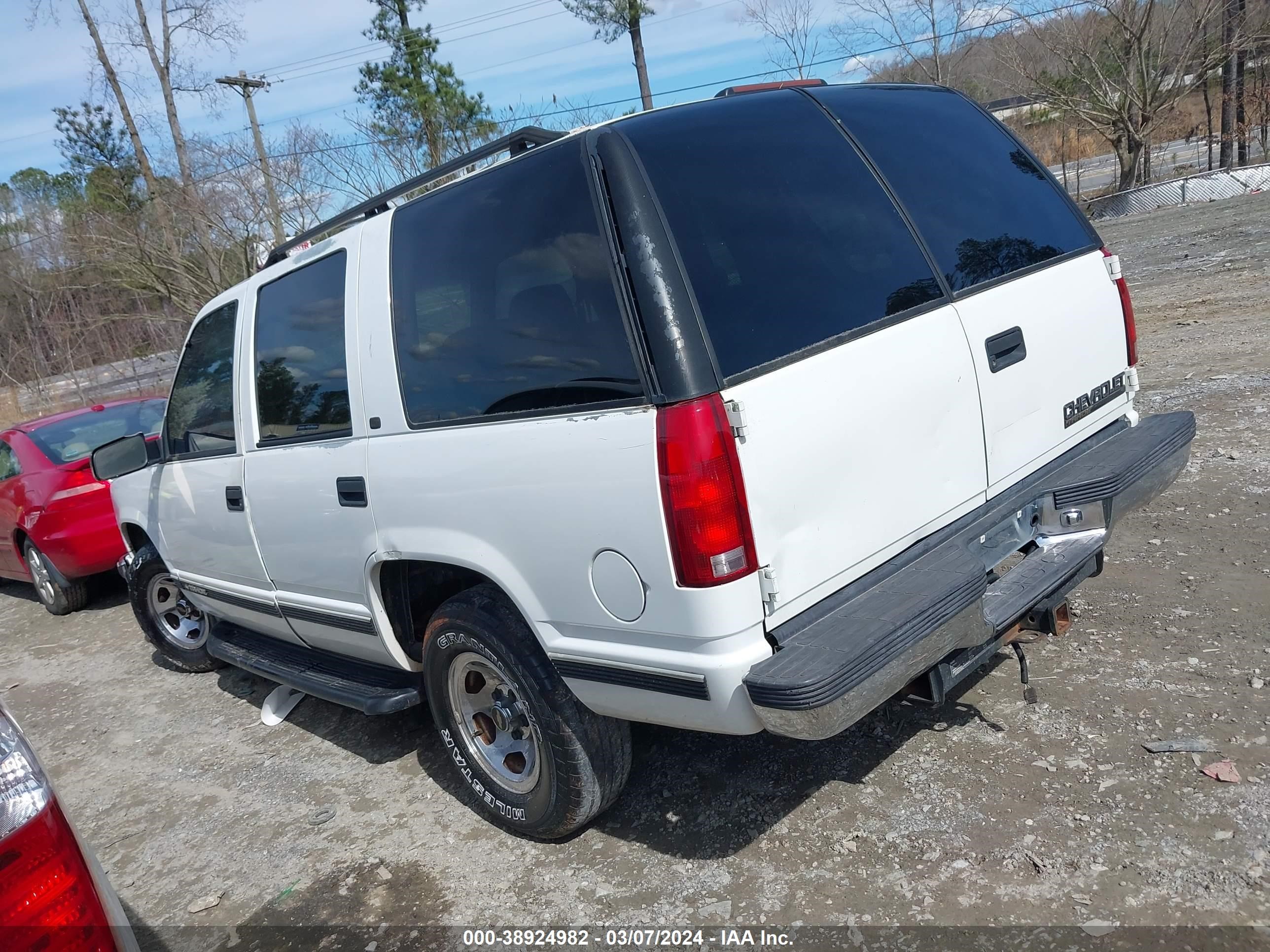 Photo 3 VIN: 1GNEC13R6XJ380664 - CHEVROLET TAHOE 