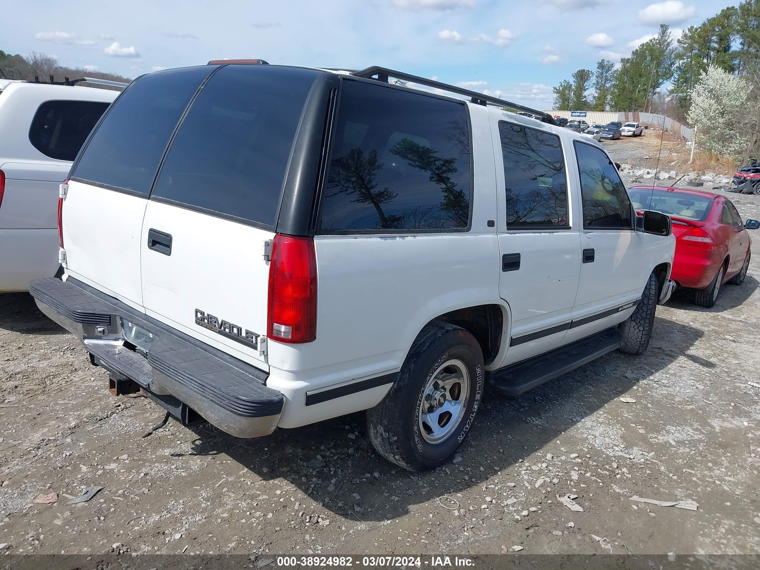 Photo 4 VIN: 1GNEC13R6XJ380664 - CHEVROLET TAHOE 