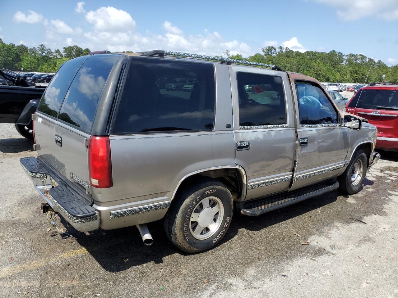 Photo 2 VIN: 1GNEC13R7XJ419858 - CHEVROLET TAHOE 