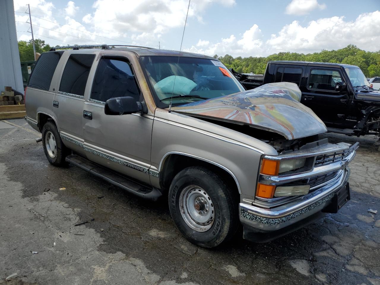 Photo 3 VIN: 1GNEC13R7XJ419858 - CHEVROLET TAHOE 