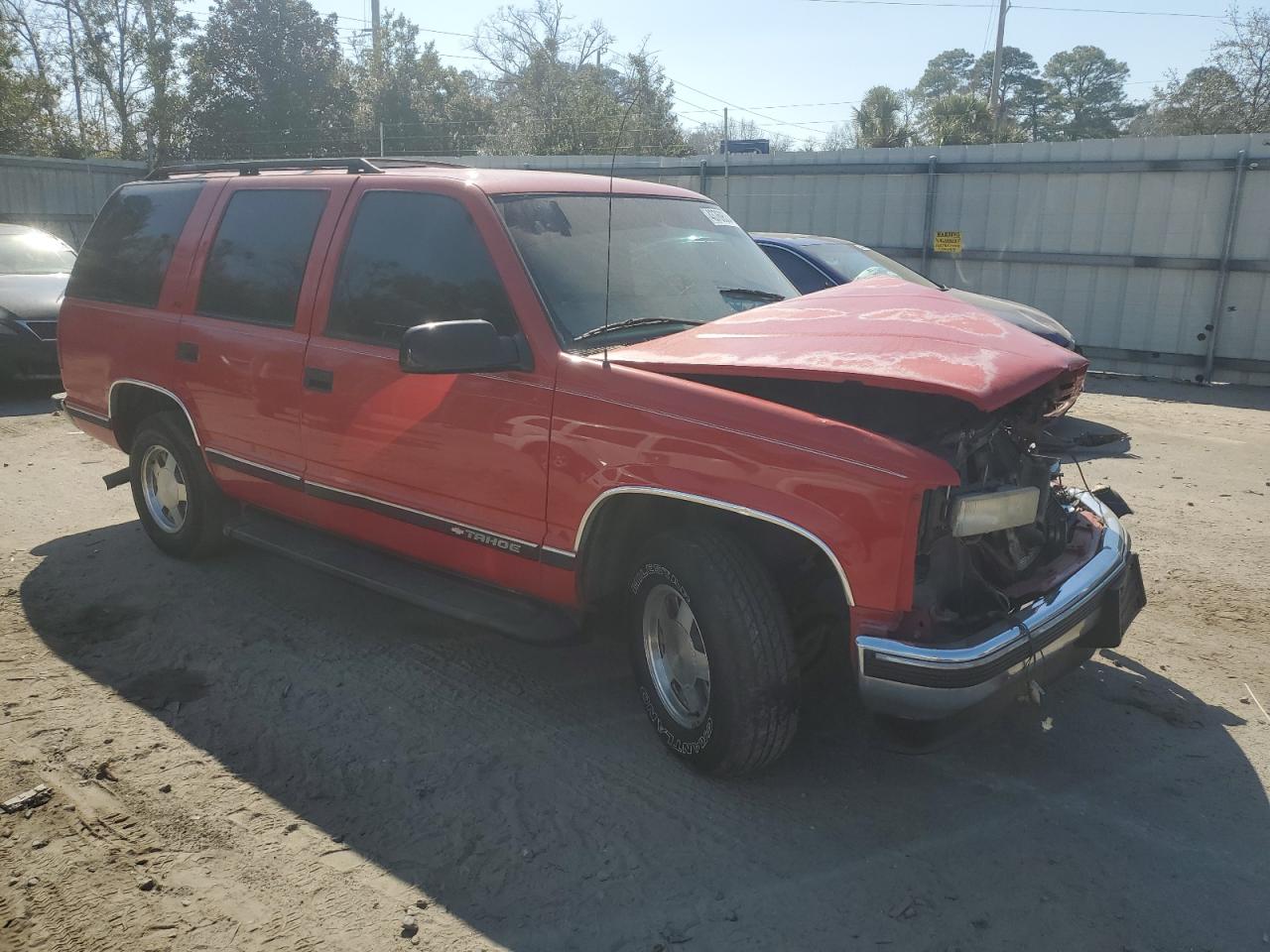 Photo 3 VIN: 1GNEC13R7XJ570716 - CHEVROLET TAHOE 