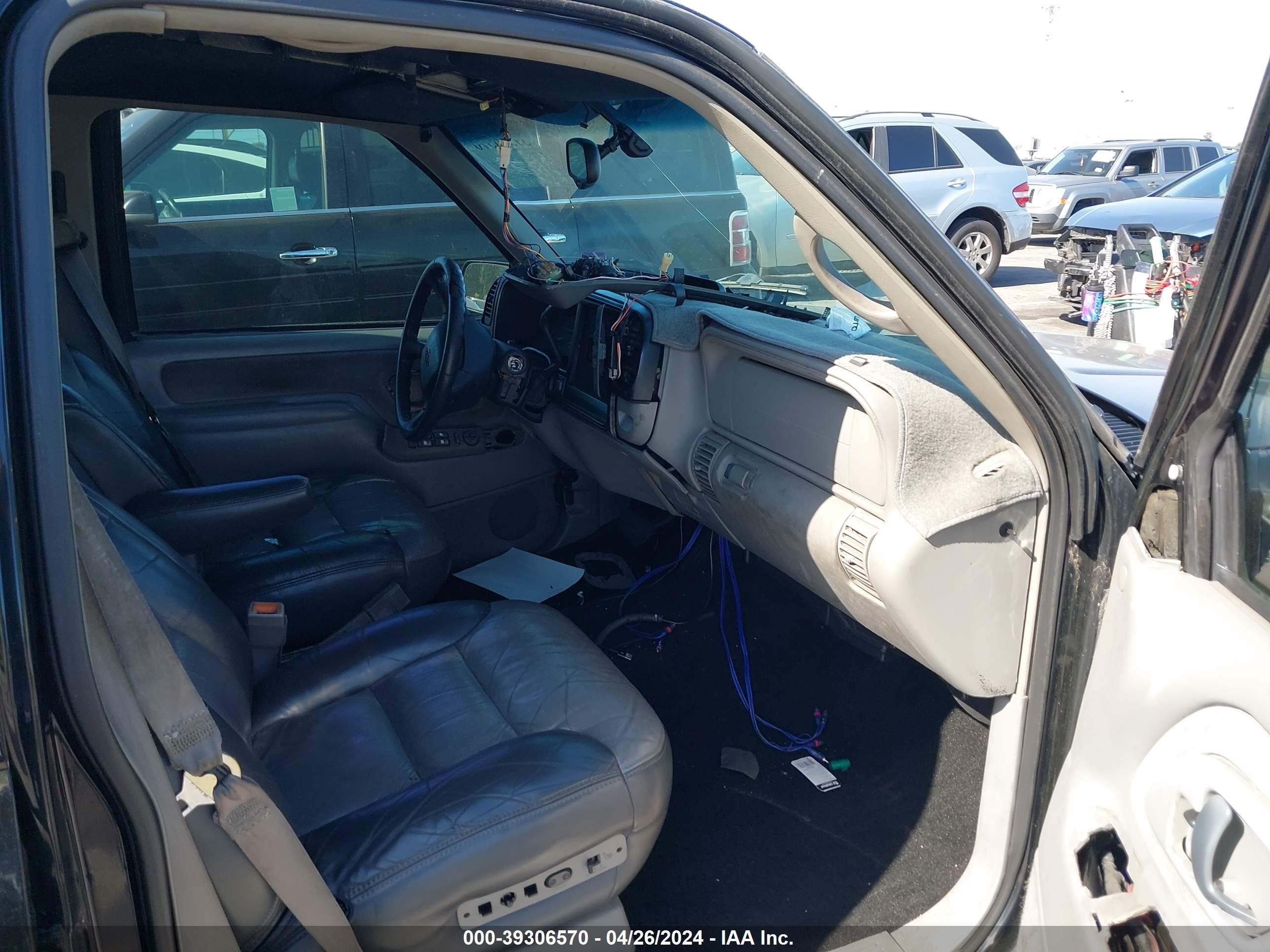 Photo 4 VIN: 1GNEC13R8YR114615 - CHEVROLET TAHOE 