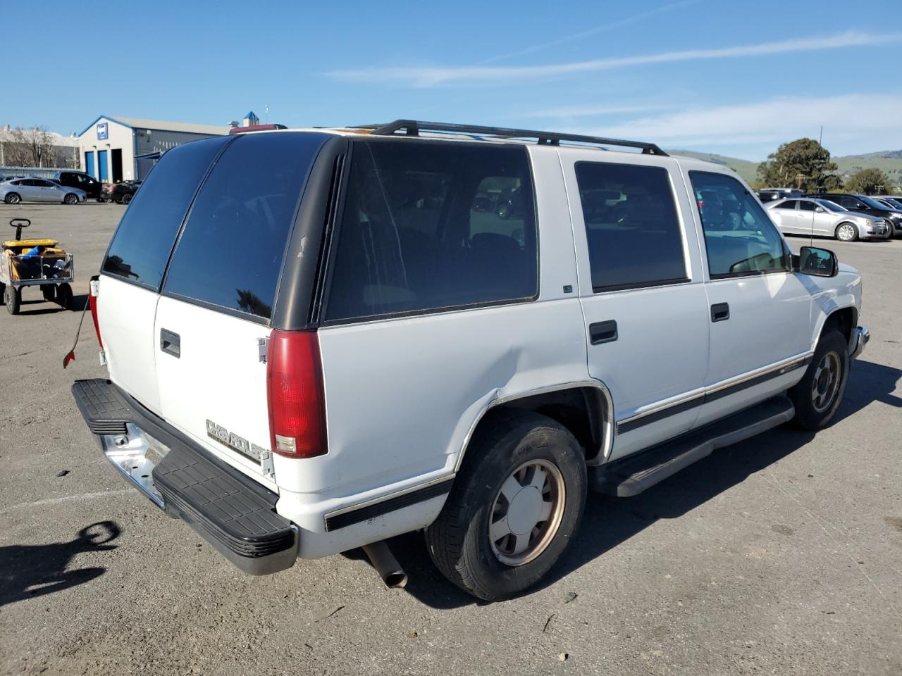 Photo 2 VIN: 1GNEC13RXVJ324076 - CHEVROLET TAHOE 