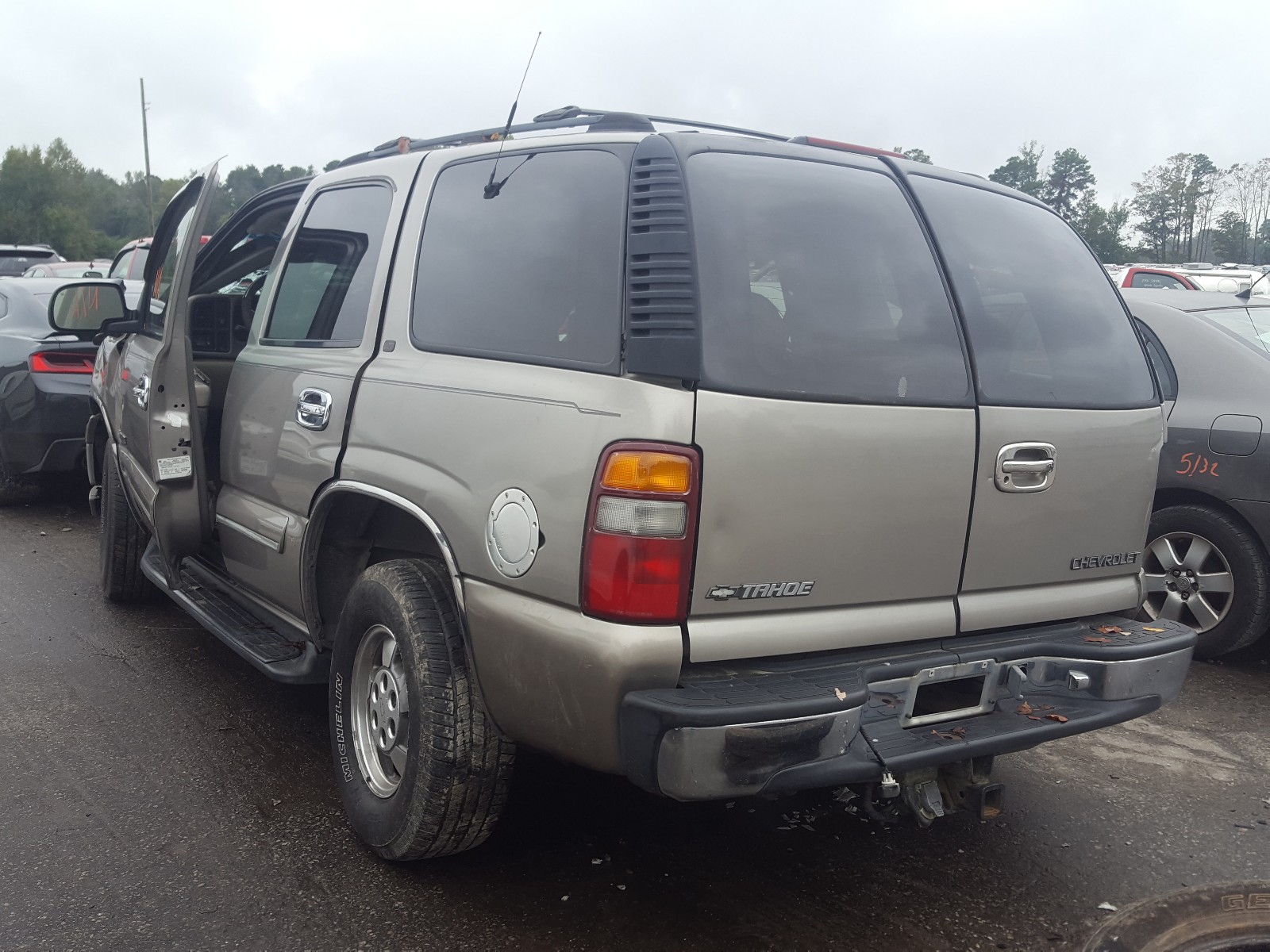 Photo 2 VIN: 1GNEC13T11J127710 - CHEVROLET TAHOE C150 