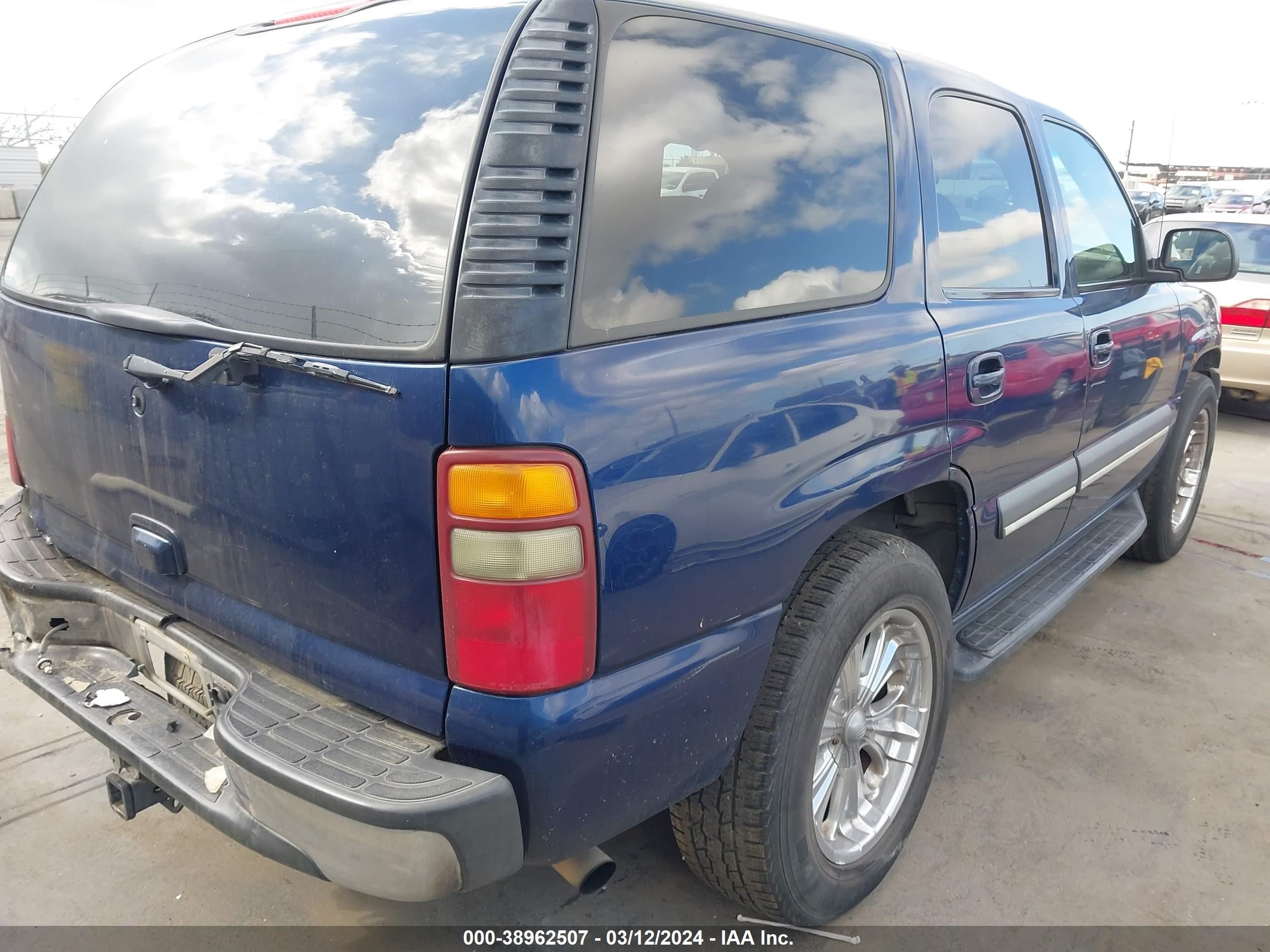 Photo 3 VIN: 1GNEC13T42R234821 - CHEVROLET TAHOE 