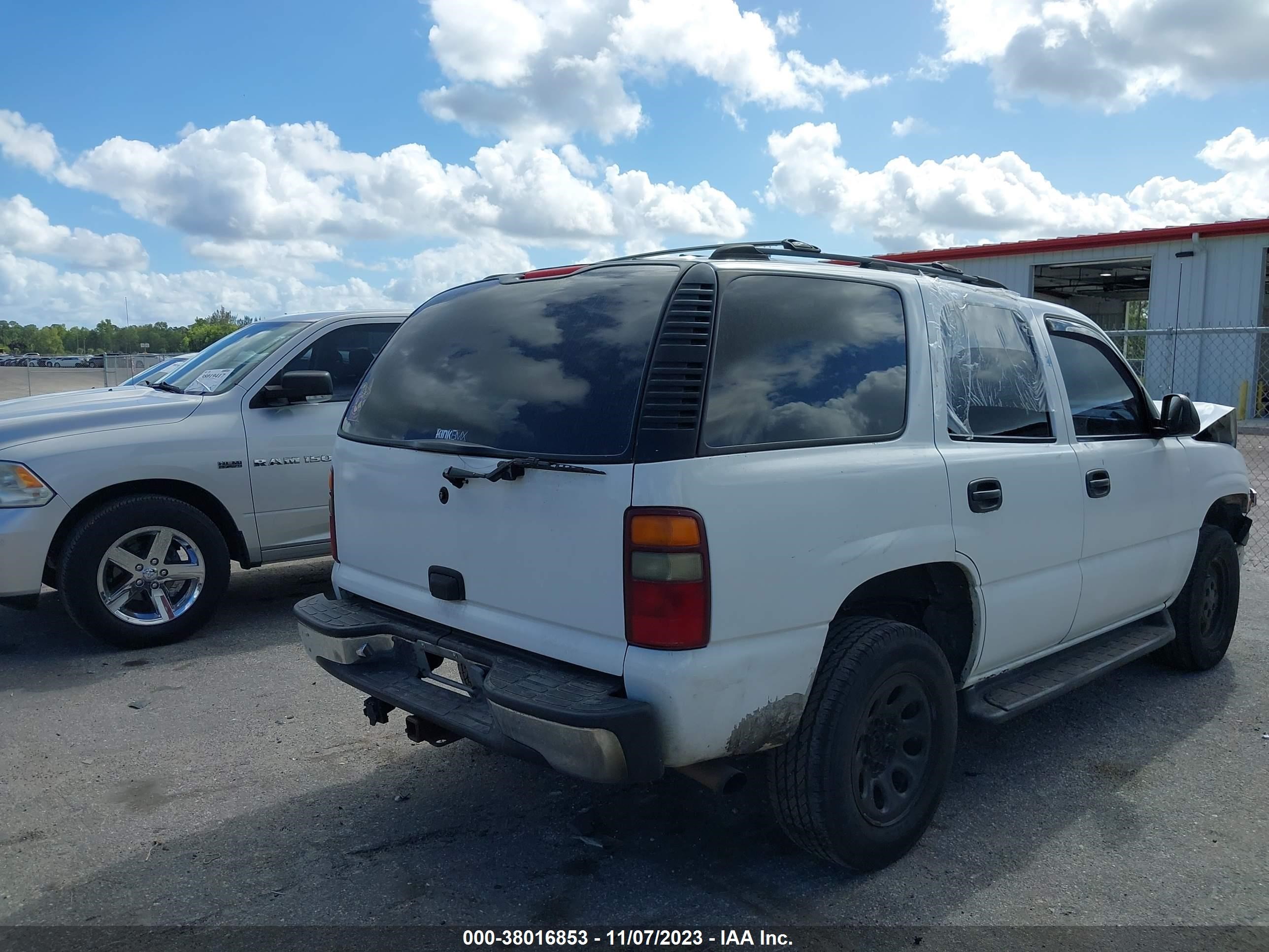 Photo 3 VIN: 1GNEC13T81R174105 - CHEVROLET TAHOE 