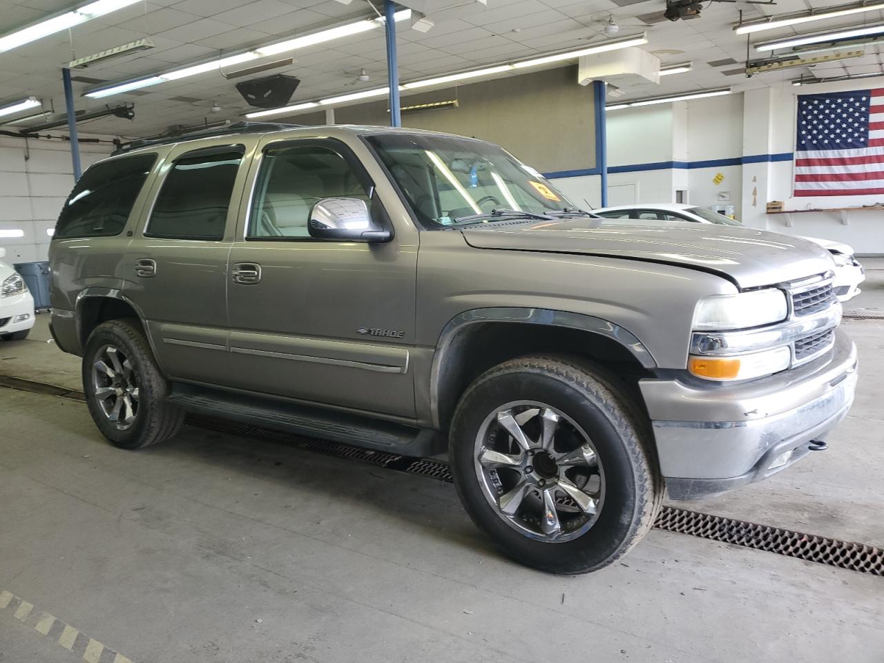 Photo 3 VIN: 1GNEC13Z52R218003 - CHEVROLET TAHOE 