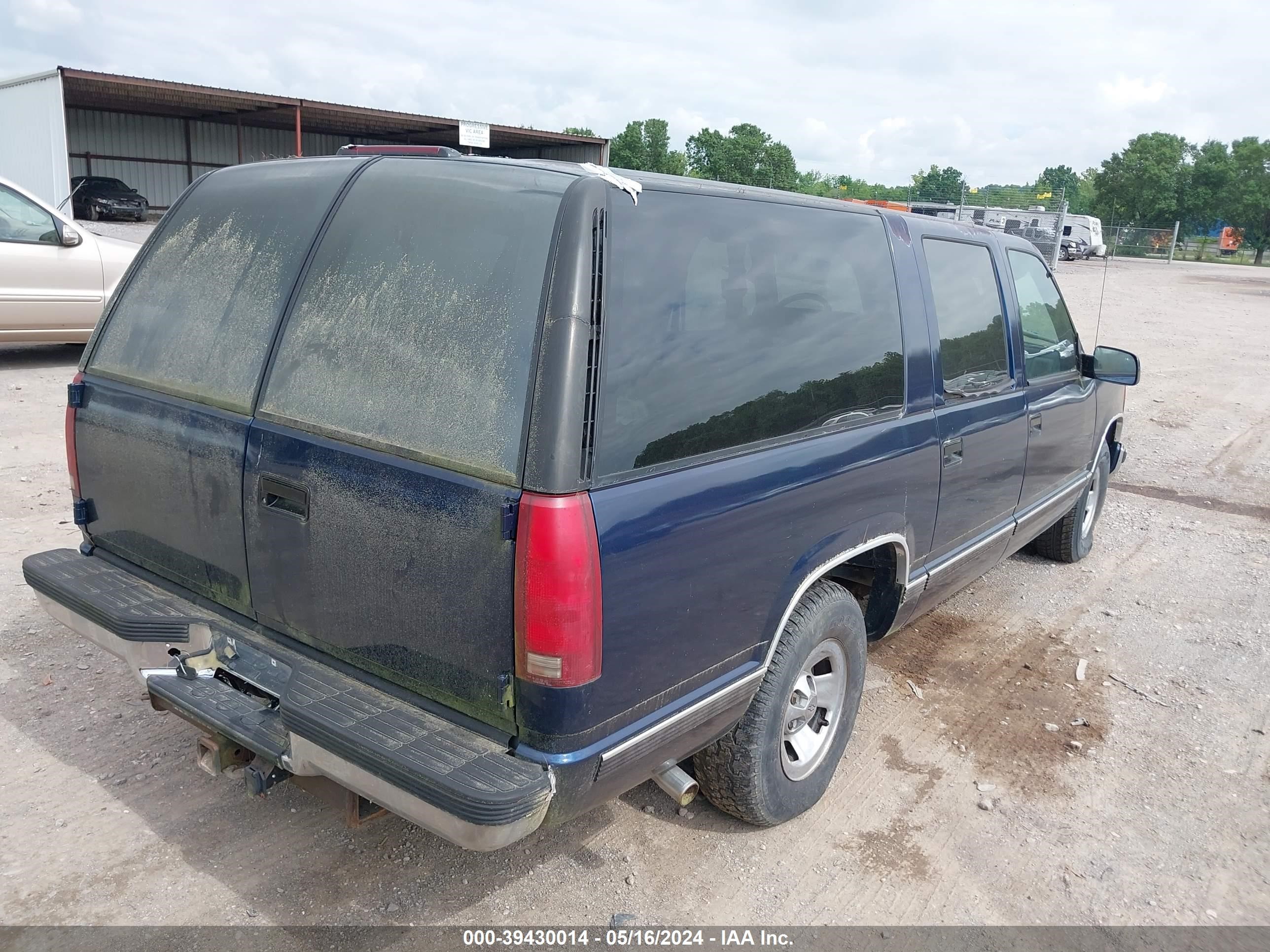 Photo 3 VIN: 1GNEC16K0RJ302902 - CHEVROLET SUBURBAN 