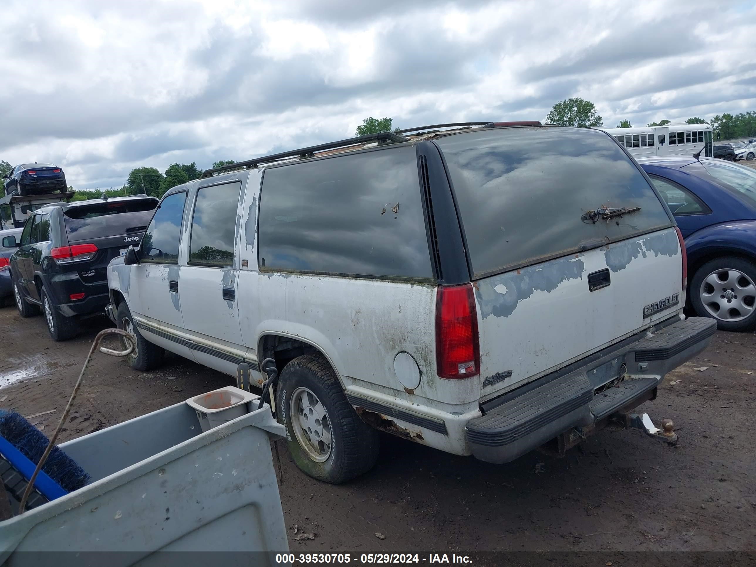 Photo 2 VIN: 1GNEC16K2RJ304473 - CHEVROLET SUBURBAN 