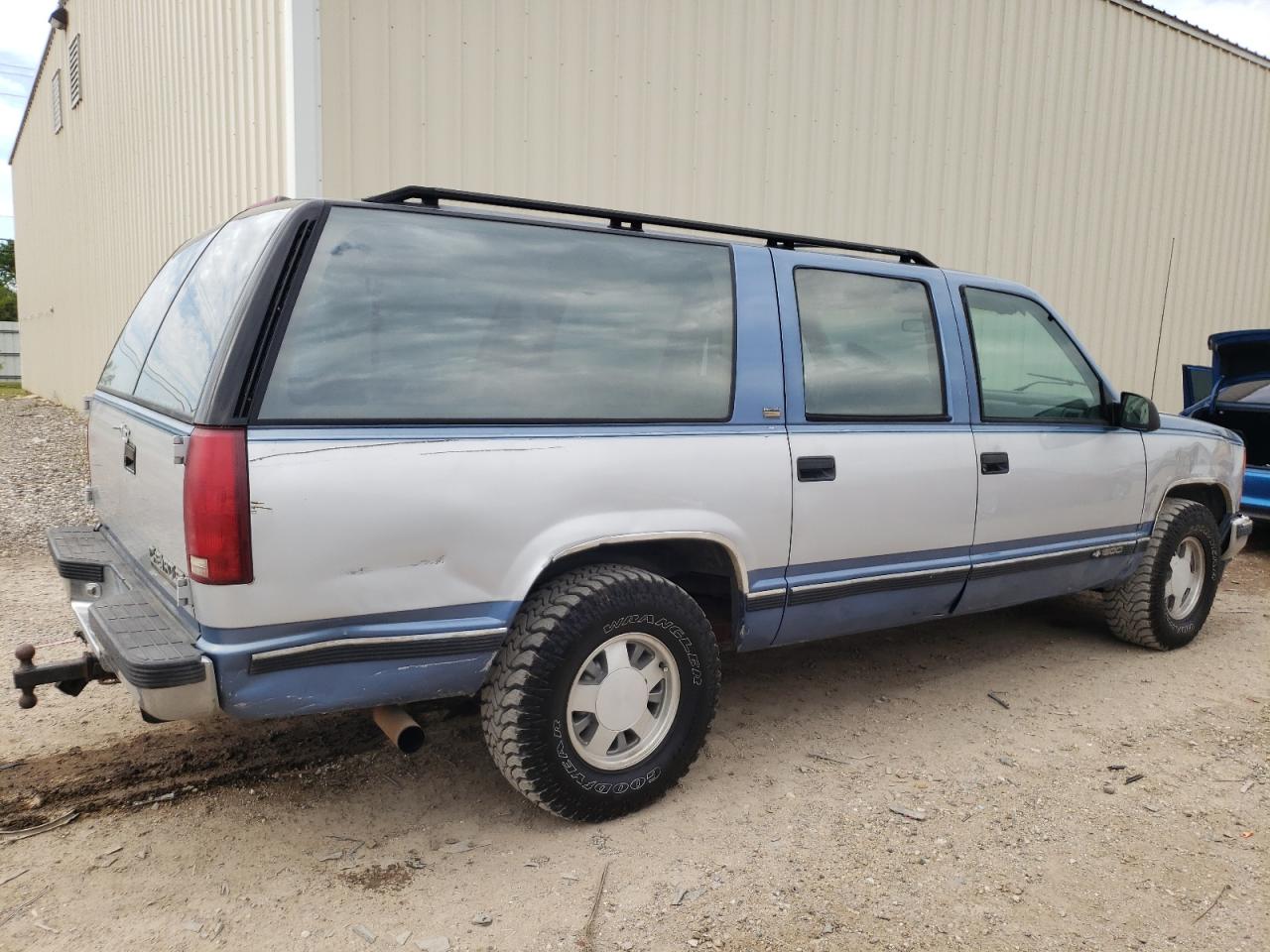 Photo 2 VIN: 1GNEC16KXRJ336863 - CHEVROLET SUBURBAN 