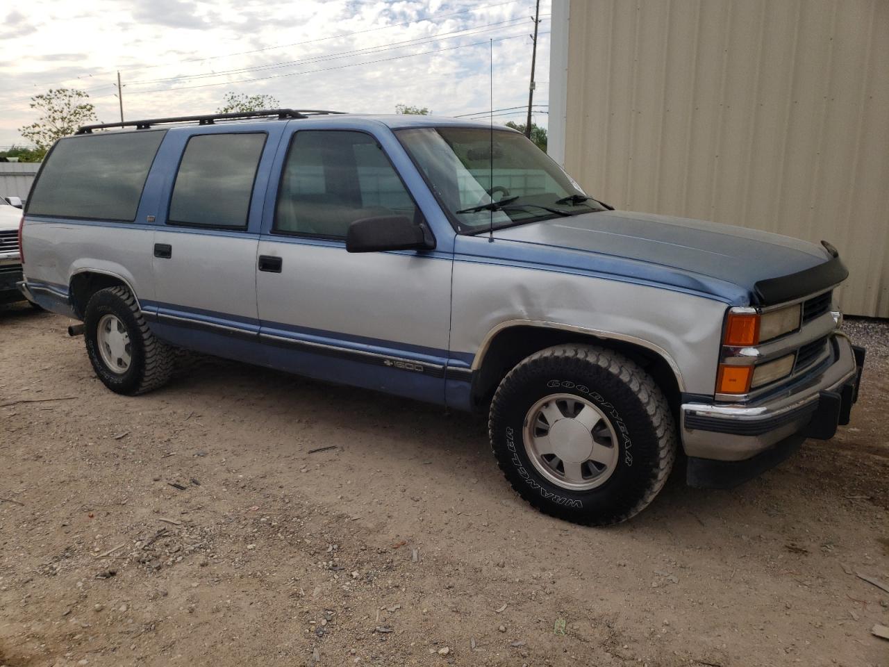 Photo 3 VIN: 1GNEC16KXRJ336863 - CHEVROLET SUBURBAN 