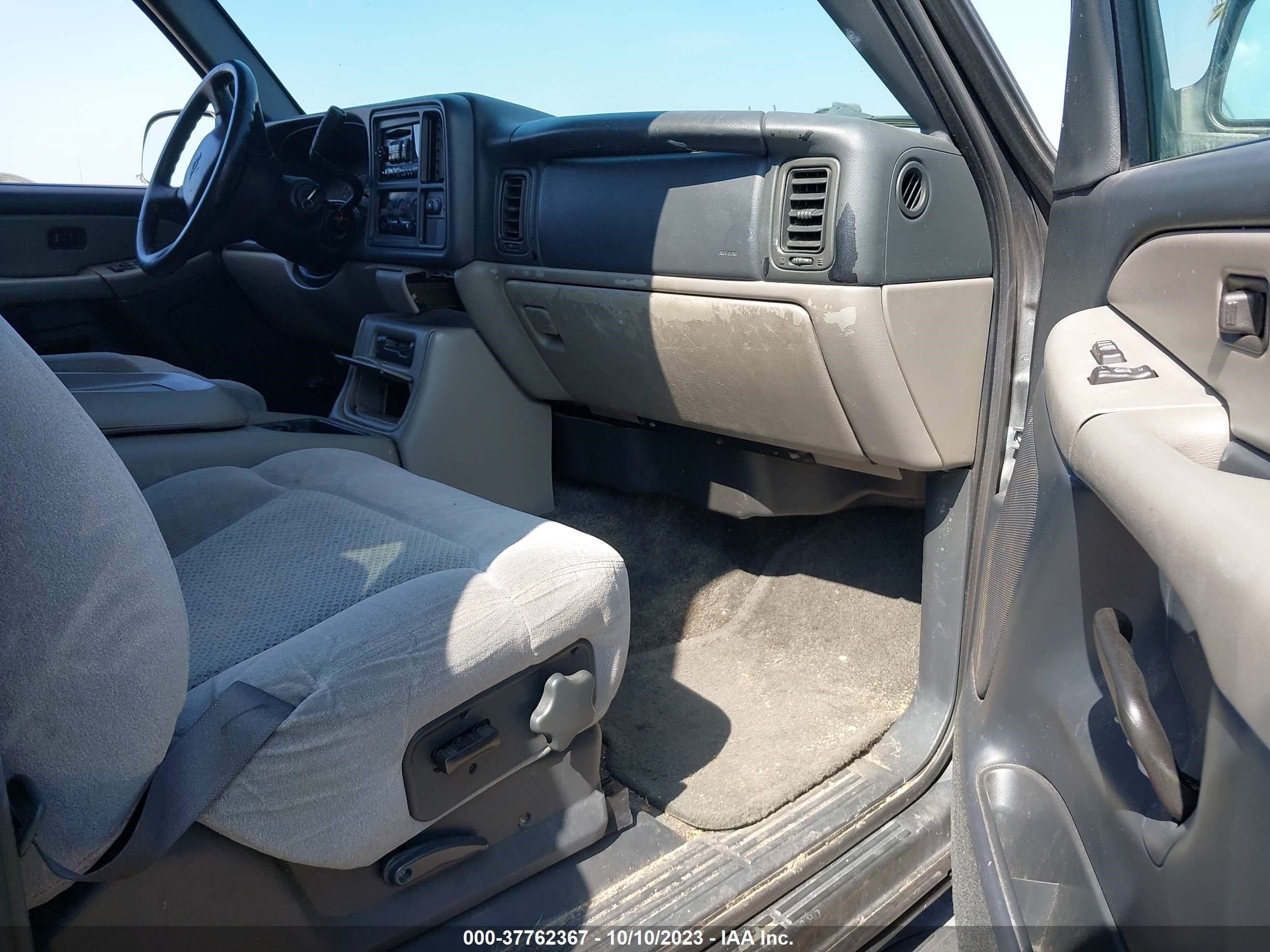 Photo 4 VIN: 1GNEC16TX1J205851 - CHEVROLET SUBURBAN 