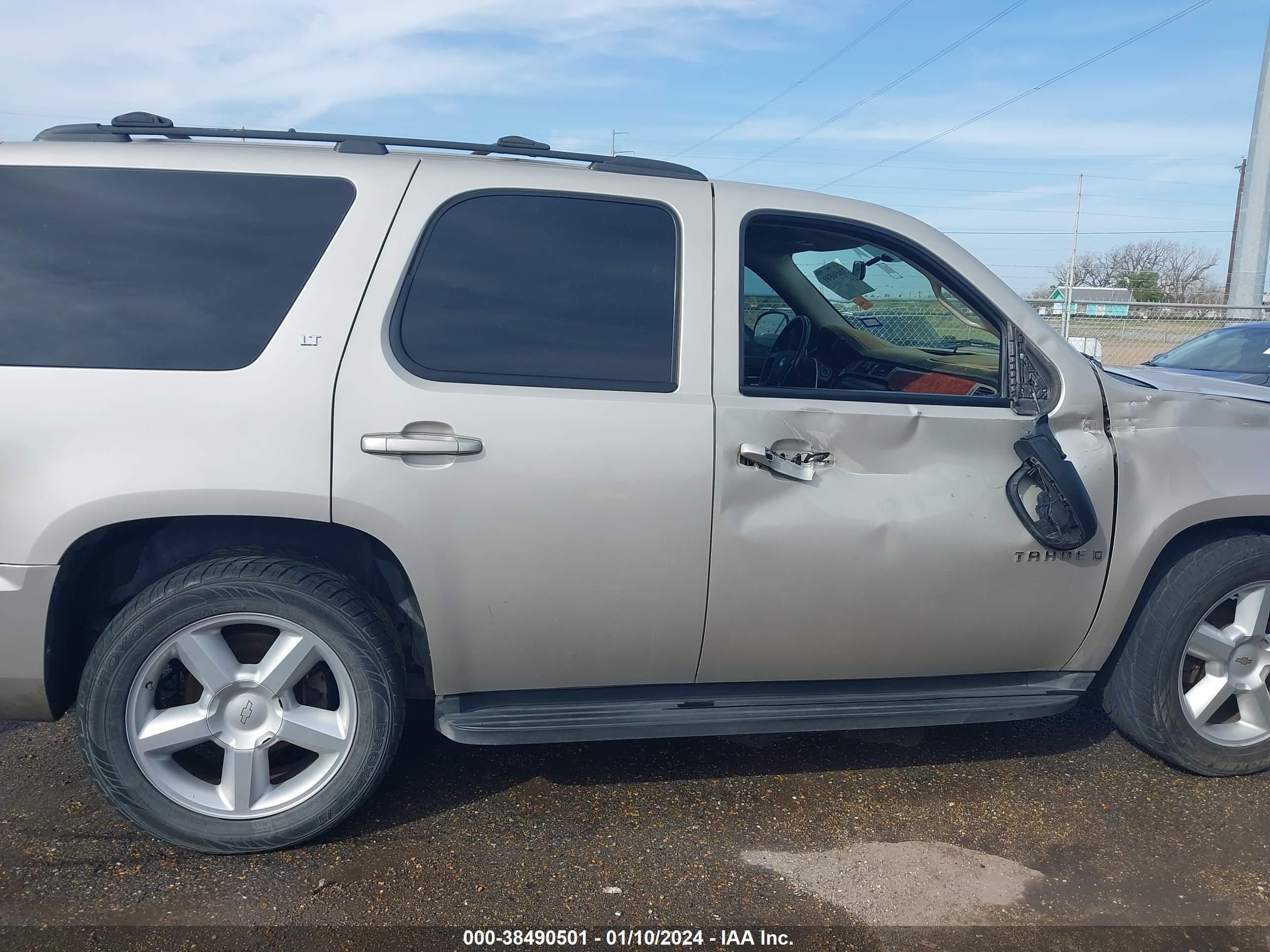 Photo 13 VIN: 1GNEC23329R237779 - CHEVROLET TAHOE 