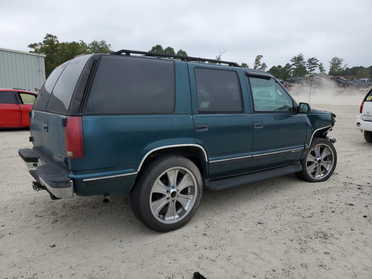 Photo 2 VIN: 1GNEK13K8SJ463589 - CHEVROLET TAHOE 