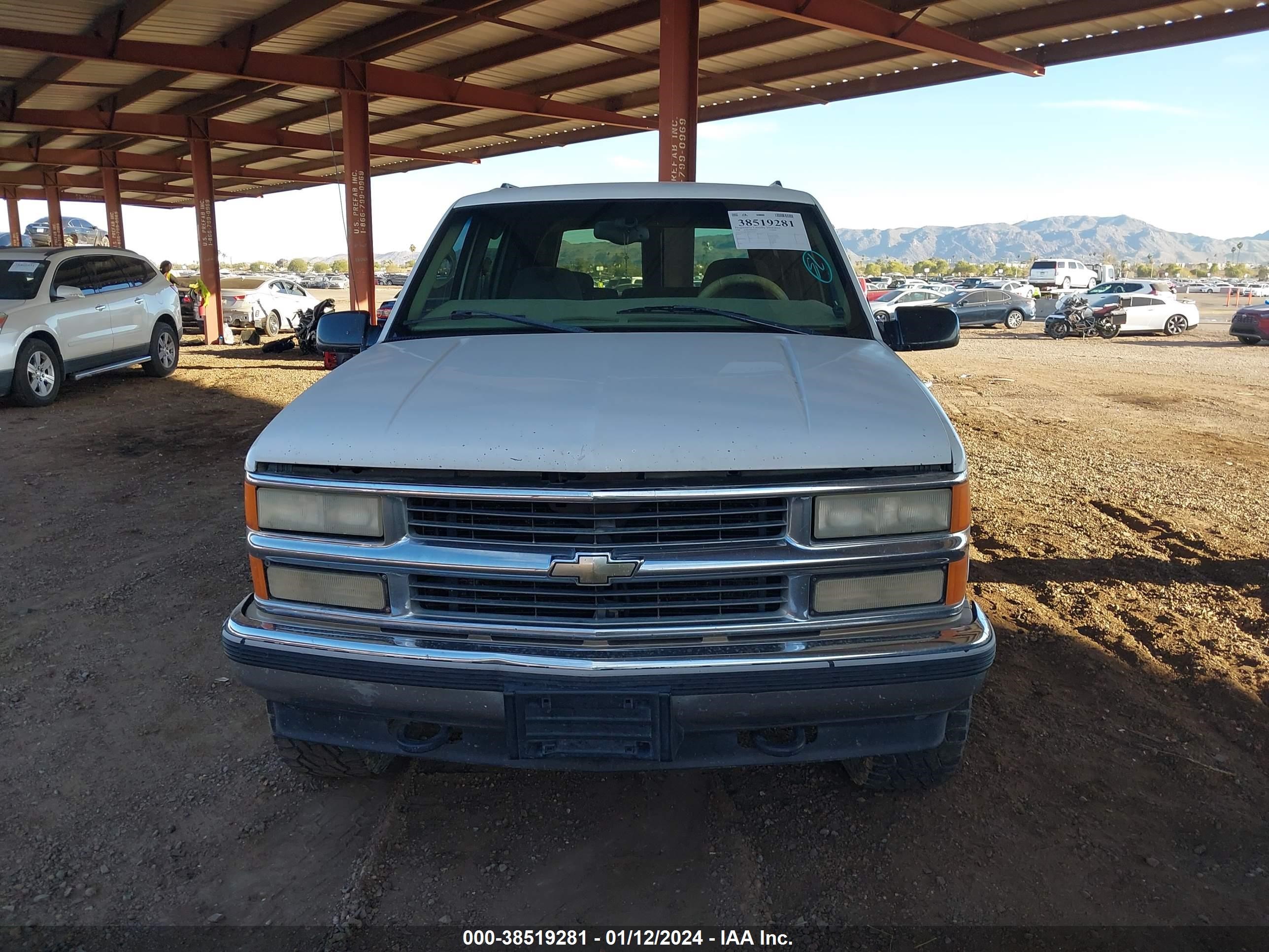 Photo 11 VIN: 1GNEK13R1WJ374014 - CHEVROLET TAHOE 