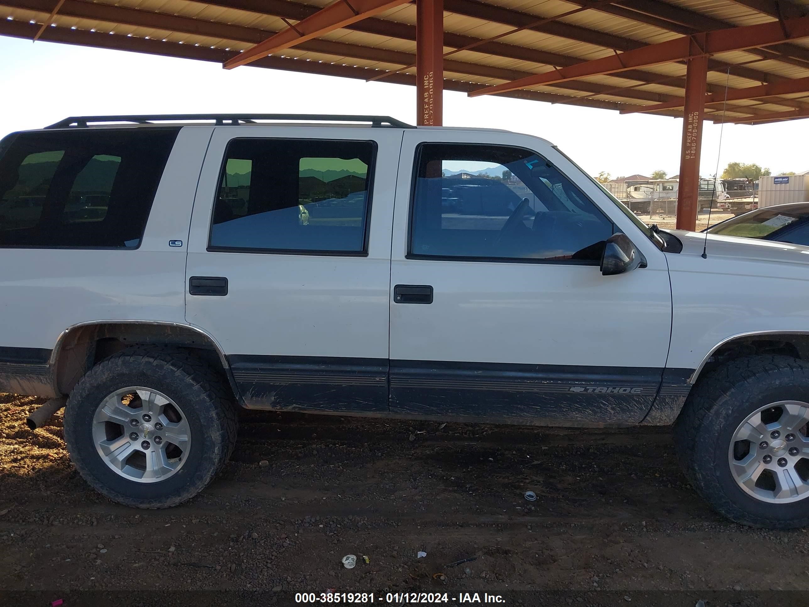 Photo 12 VIN: 1GNEK13R1WJ374014 - CHEVROLET TAHOE 