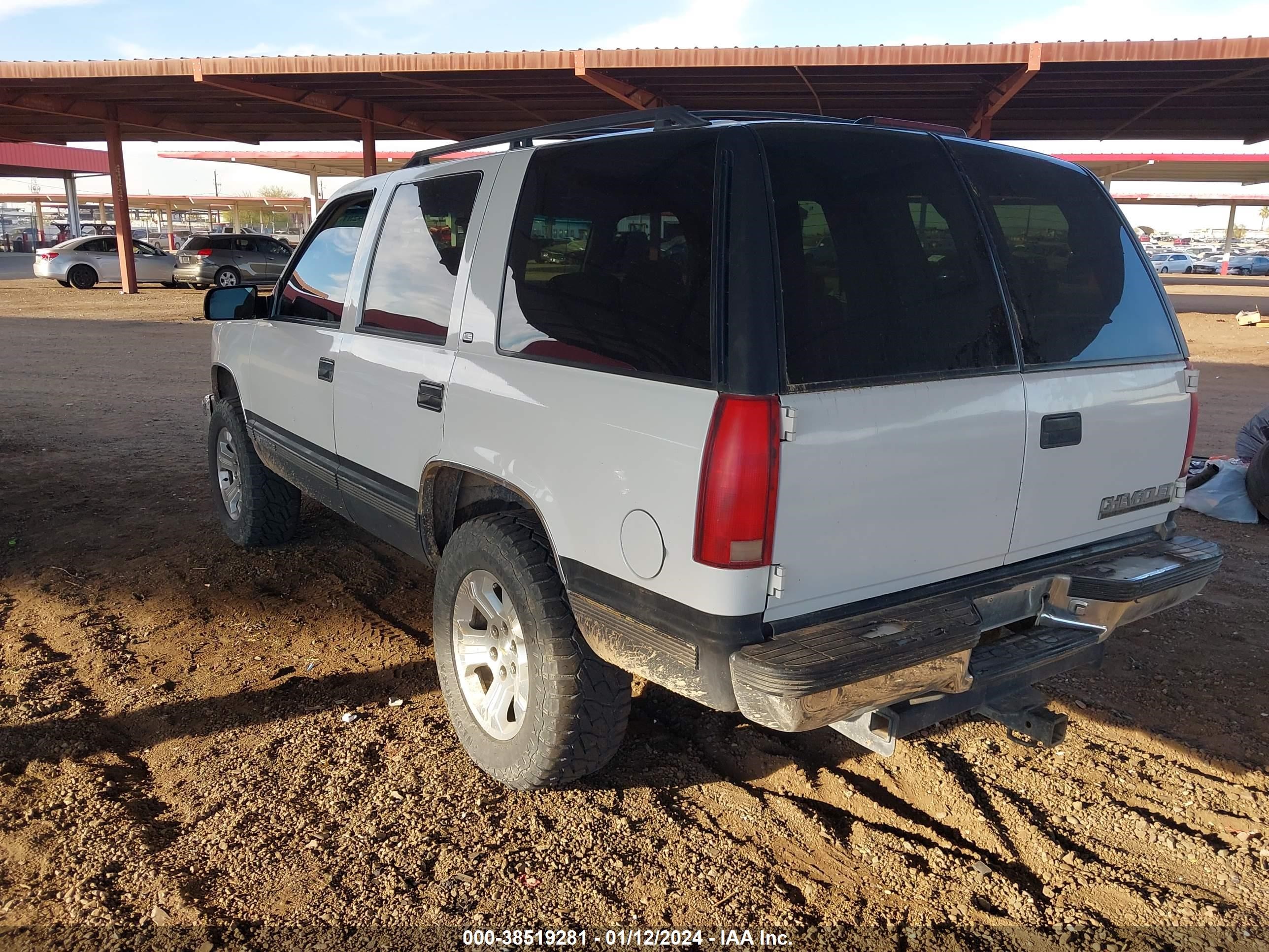 Photo 2 VIN: 1GNEK13R1WJ374014 - CHEVROLET TAHOE 