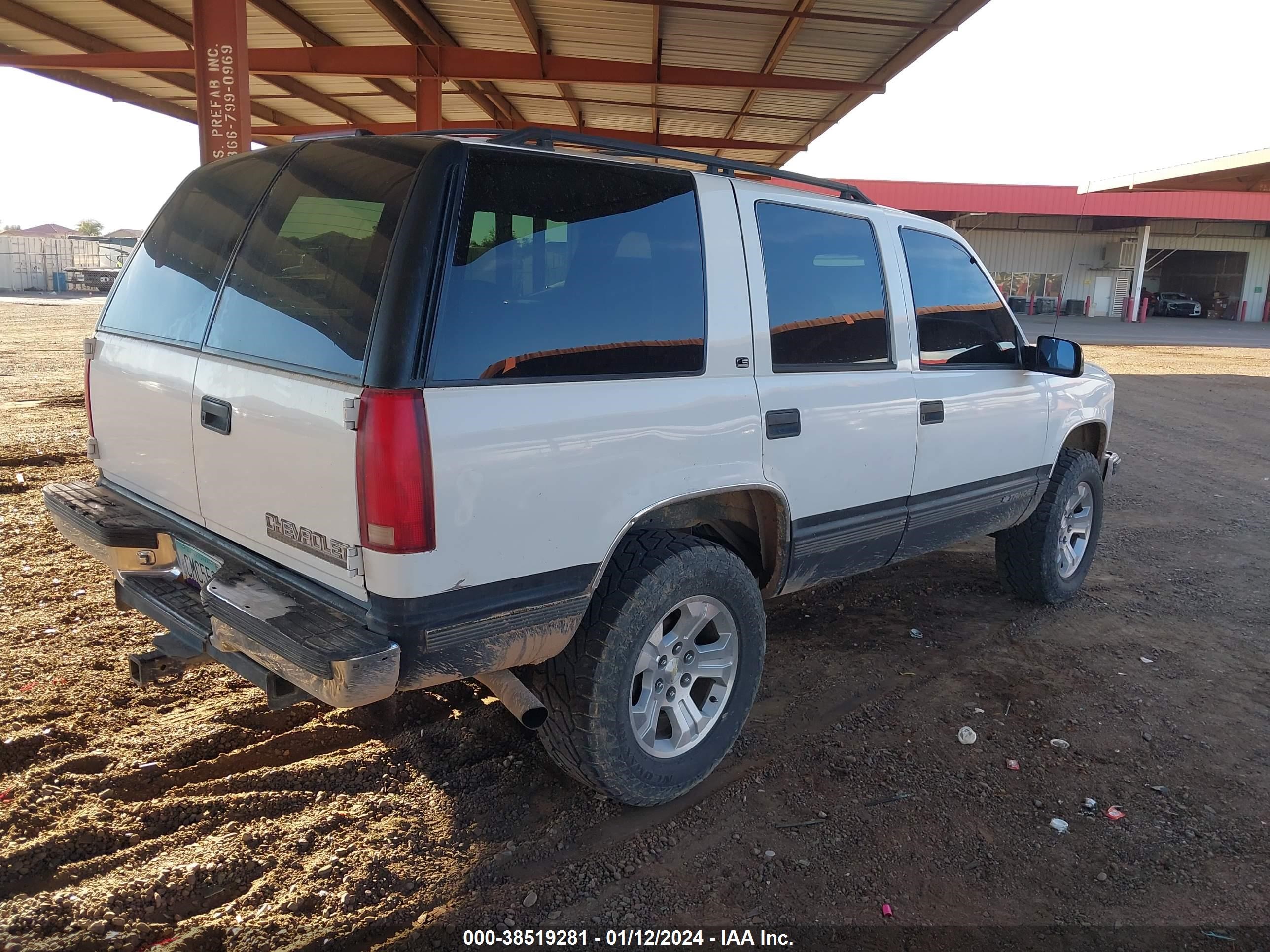 Photo 3 VIN: 1GNEK13R1WJ374014 - CHEVROLET TAHOE 