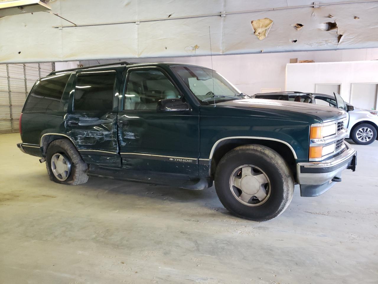 Photo 3 VIN: 1GNEK13R1XJ340883 - CHEVROLET TAHOE 