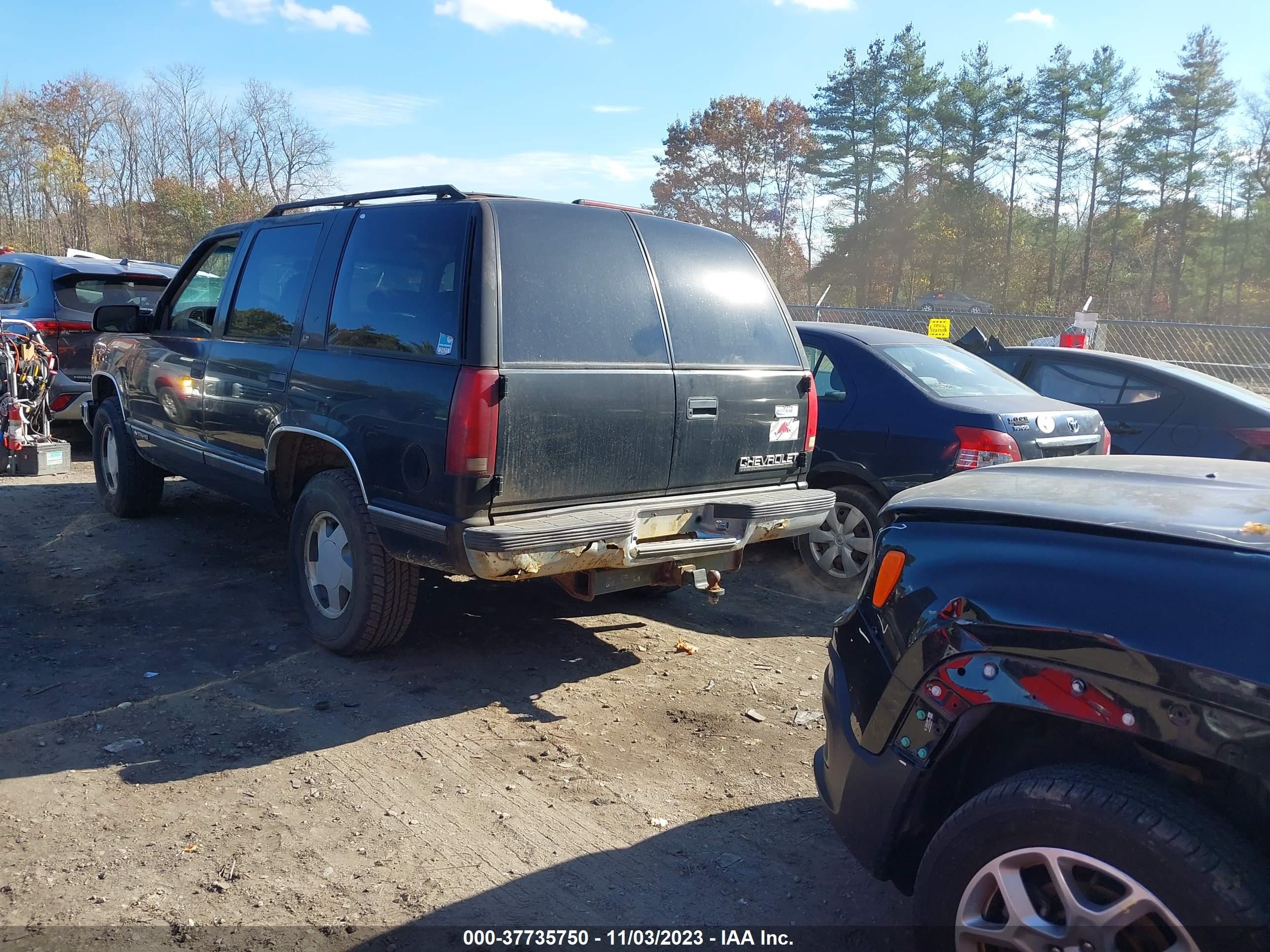 Photo 2 VIN: 1GNEK13R2XJ518266 - CHEVROLET TAHOE 