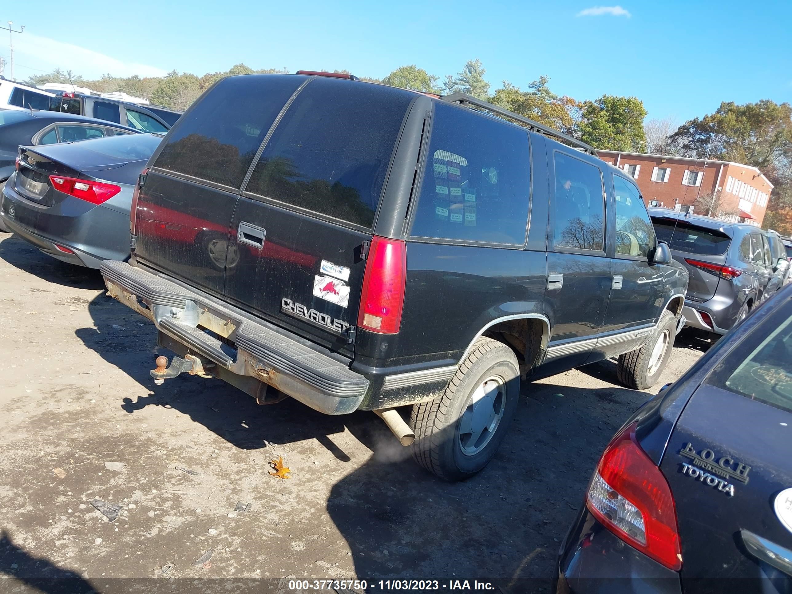 Photo 3 VIN: 1GNEK13R2XJ518266 - CHEVROLET TAHOE 