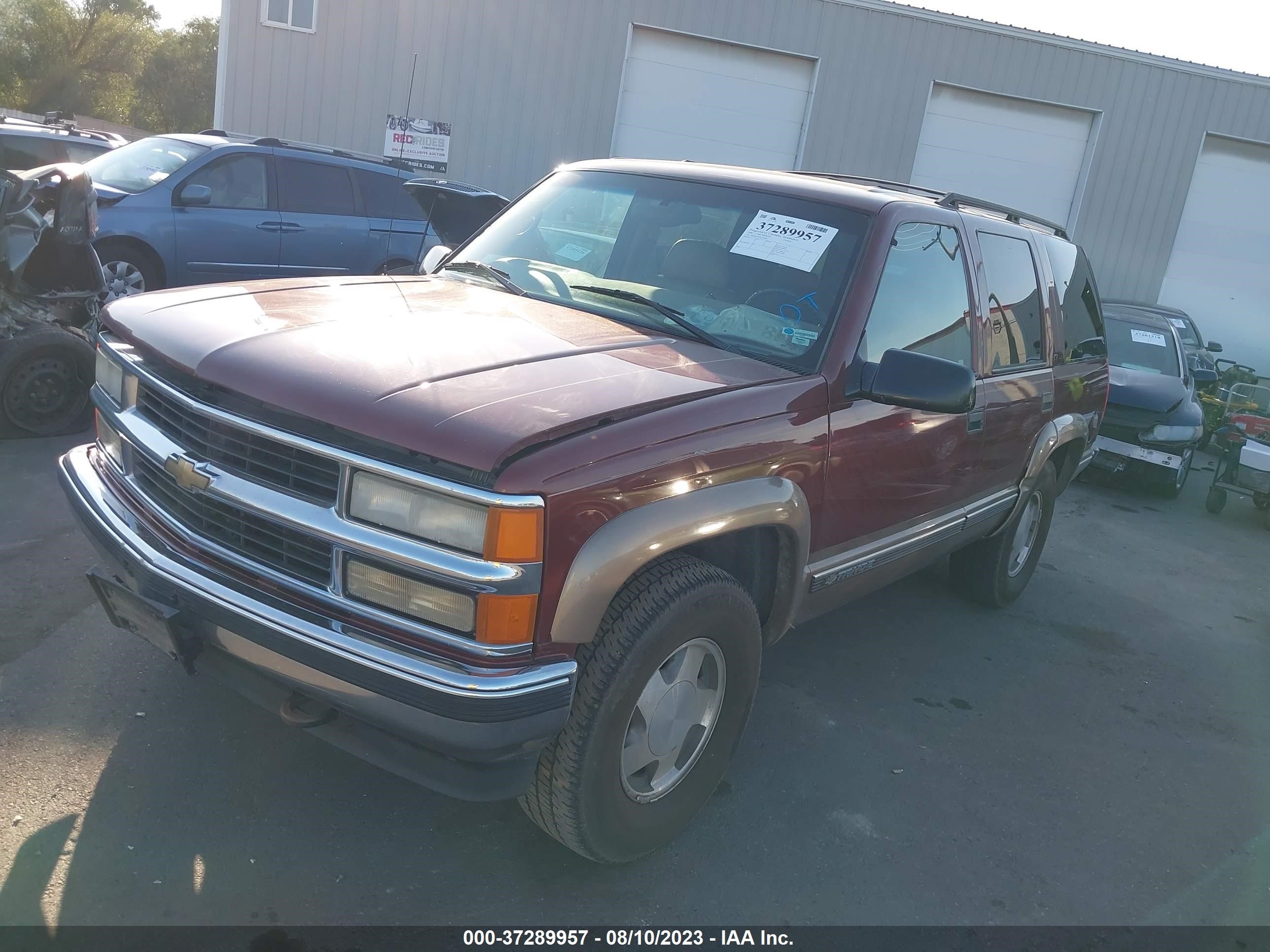 Photo 1 VIN: 1GNEK13R3WJ330001 - CHEVROLET TAHOE 