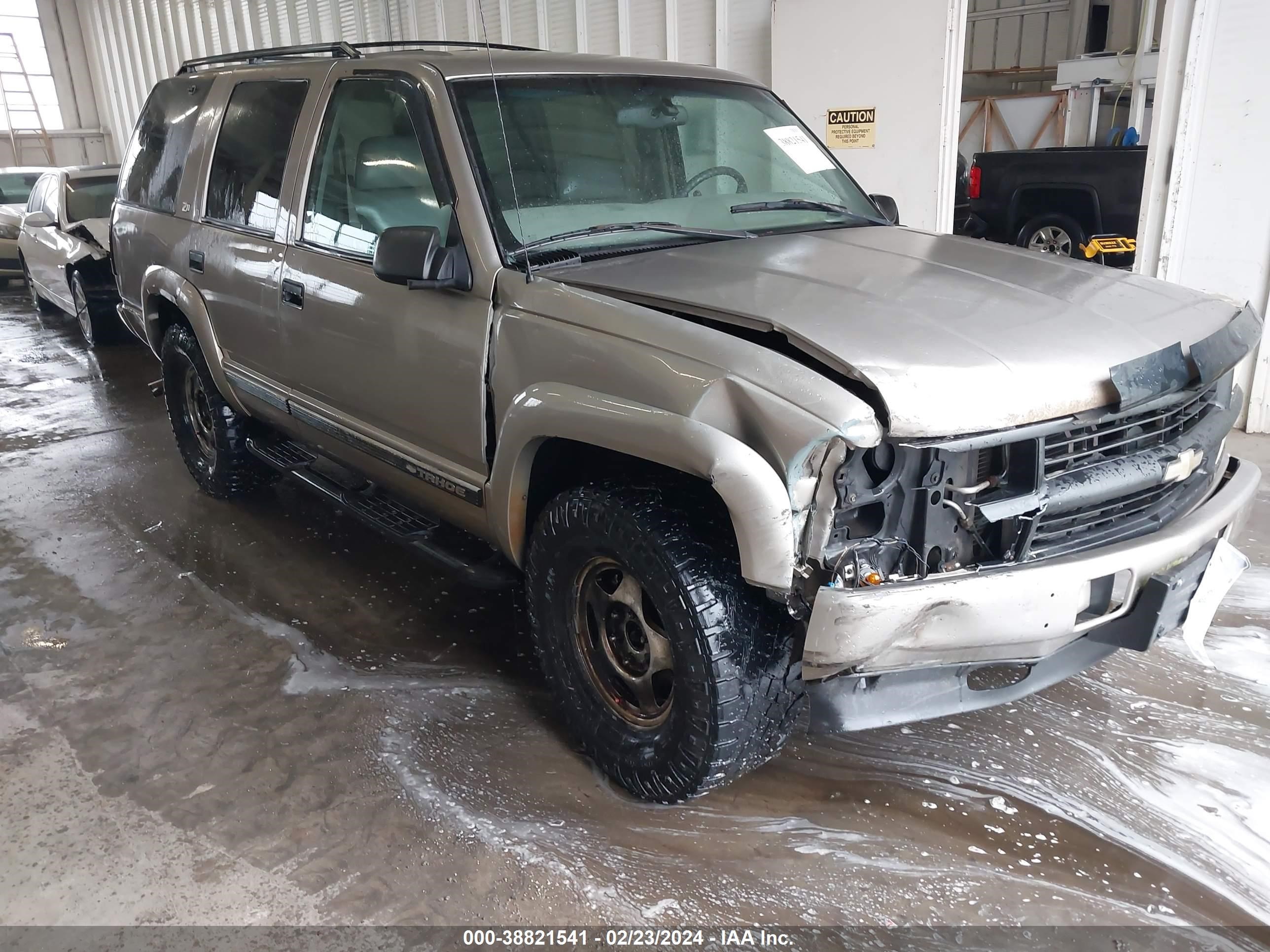 Photo 0 VIN: 1GNEK13R3YR147881 - CHEVROLET TAHOE 