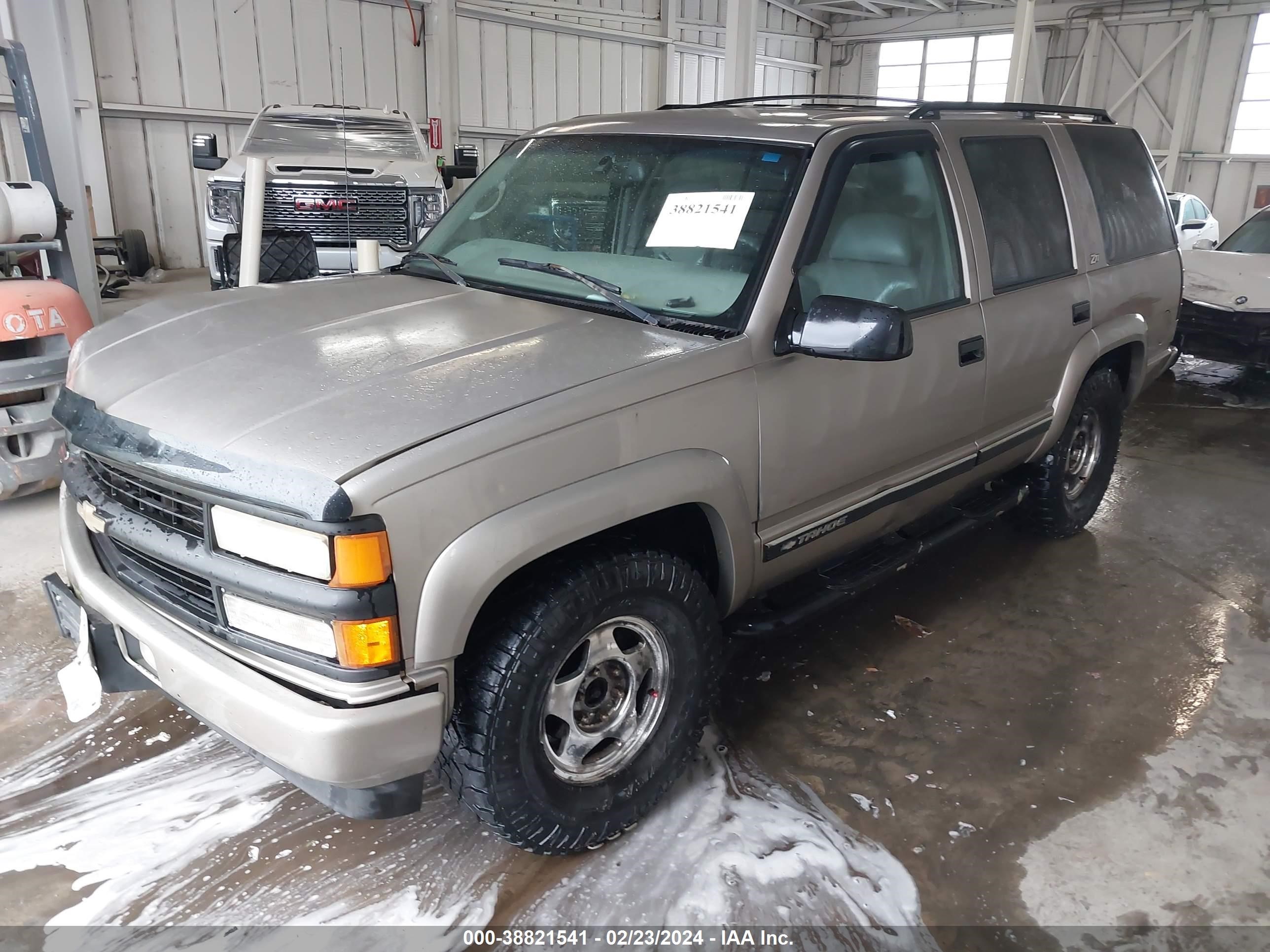 Photo 1 VIN: 1GNEK13R3YR147881 - CHEVROLET TAHOE 