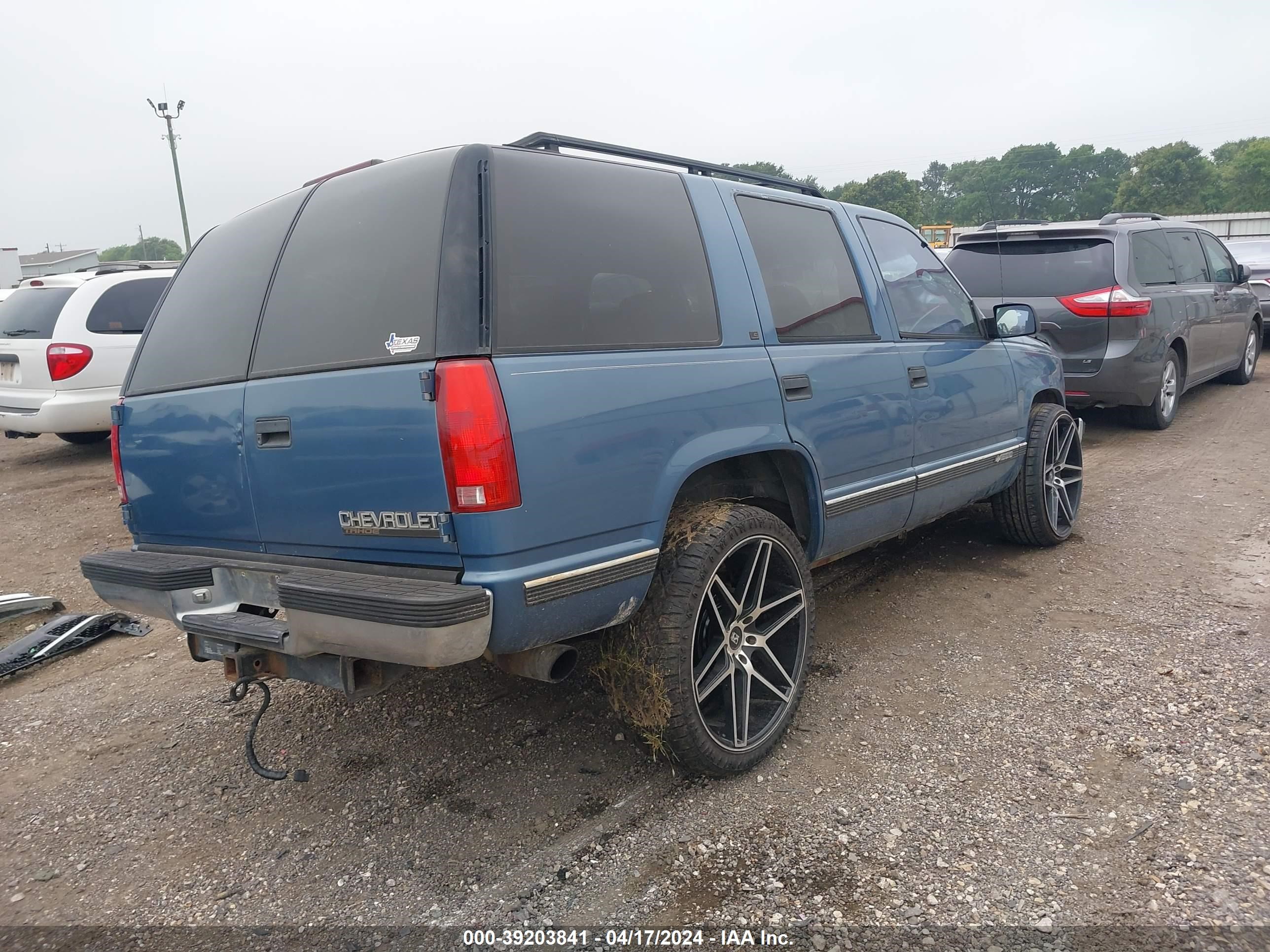 Photo 3 VIN: 1GNEK13R4TJ389814 - CHEVROLET TAHOE 