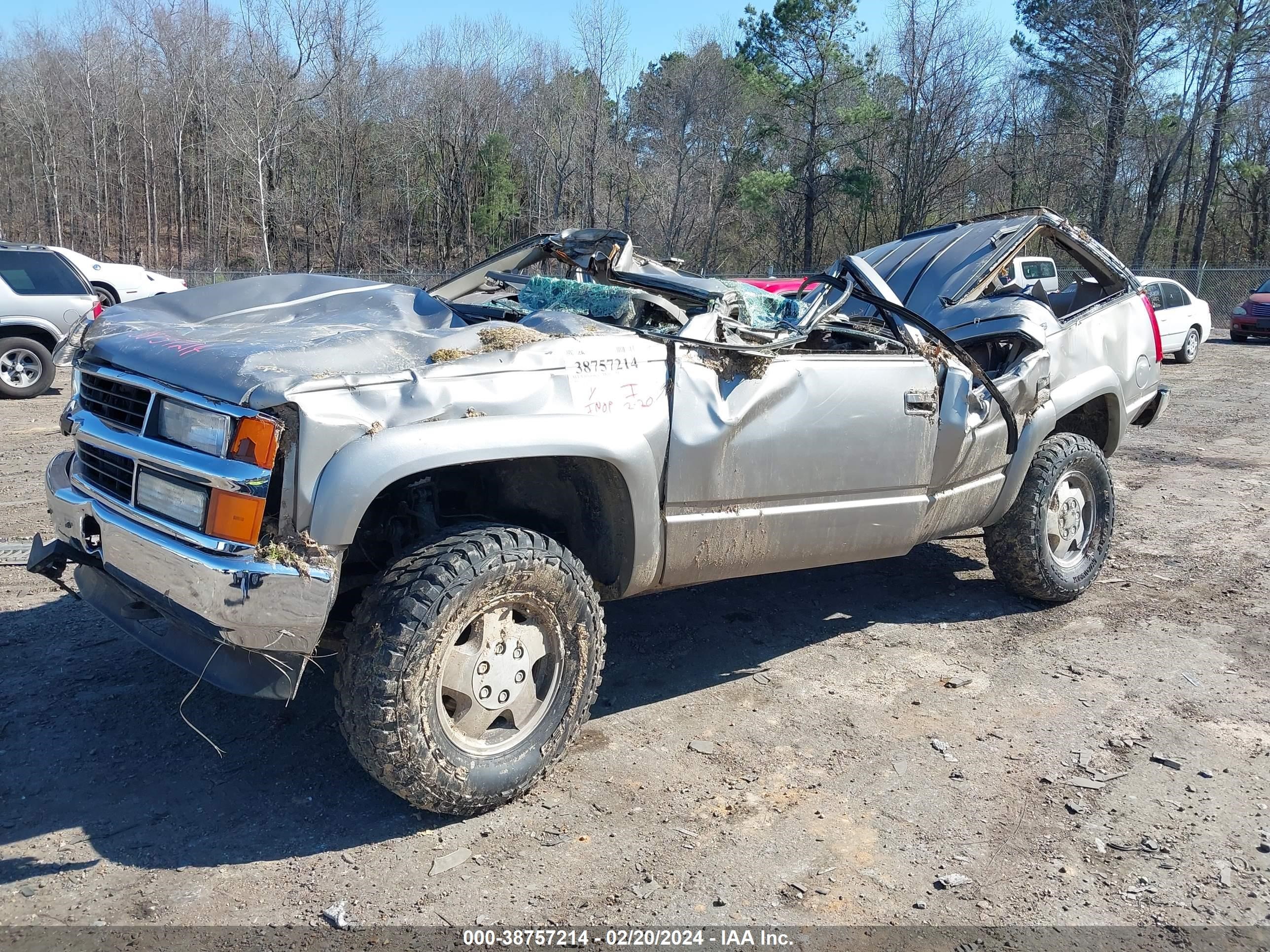 Photo 1 VIN: 1GNEK13R4YR148571 - CHEVROLET TAHOE 