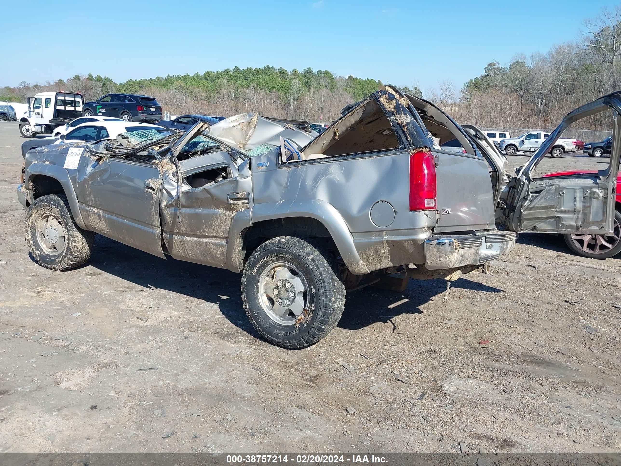 Photo 2 VIN: 1GNEK13R4YR148571 - CHEVROLET TAHOE 