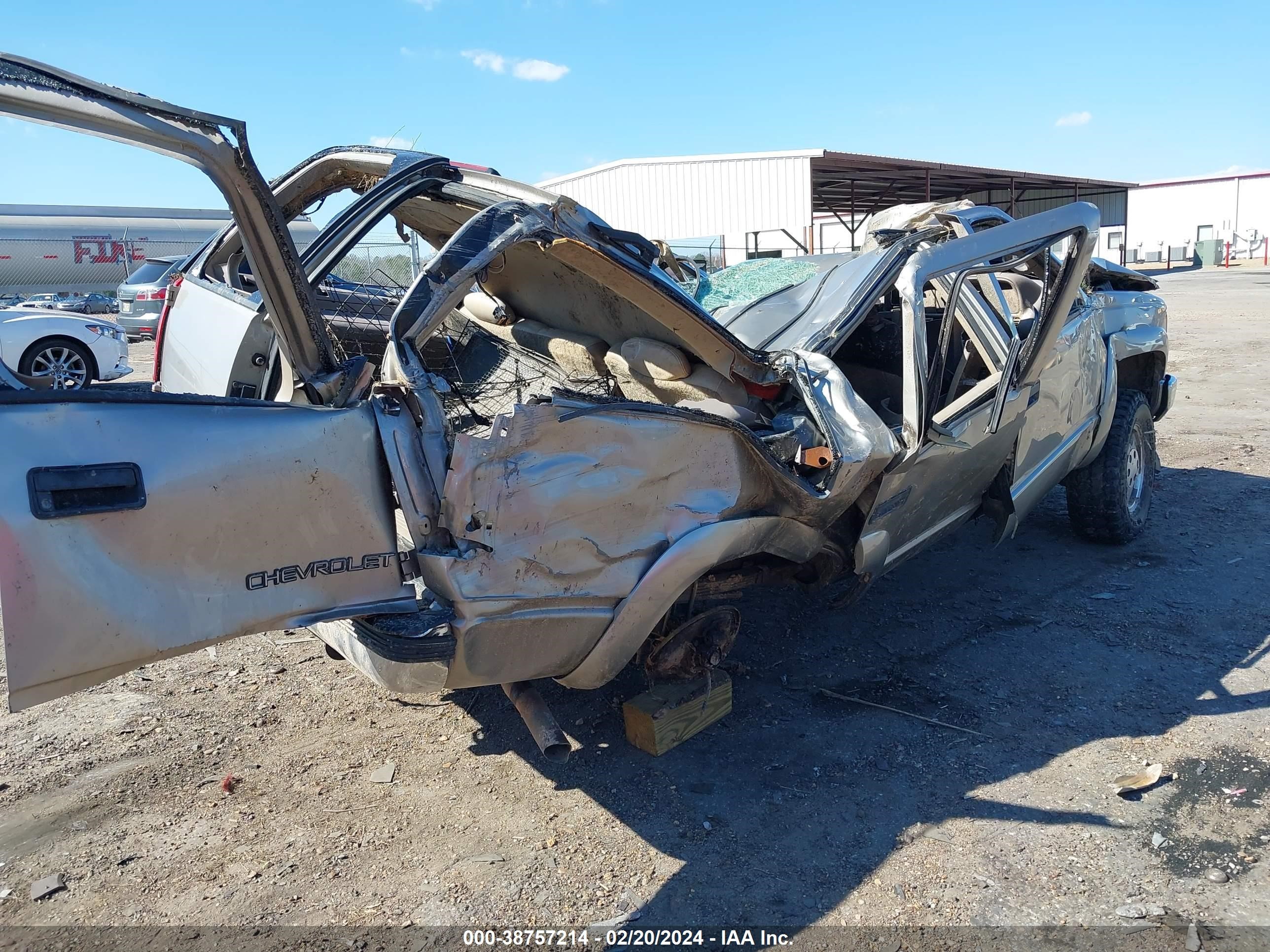 Photo 3 VIN: 1GNEK13R4YR148571 - CHEVROLET TAHOE 