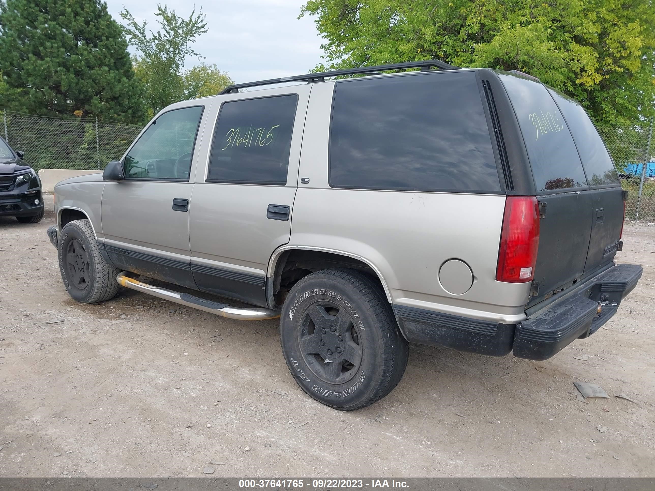 Photo 2 VIN: 1GNEK13R5XJ508170 - CHEVROLET TAHOE 