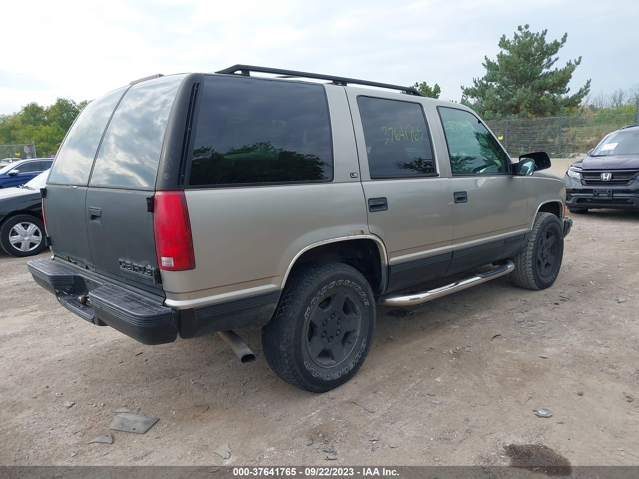 Photo 3 VIN: 1GNEK13R5XJ508170 - CHEVROLET TAHOE 