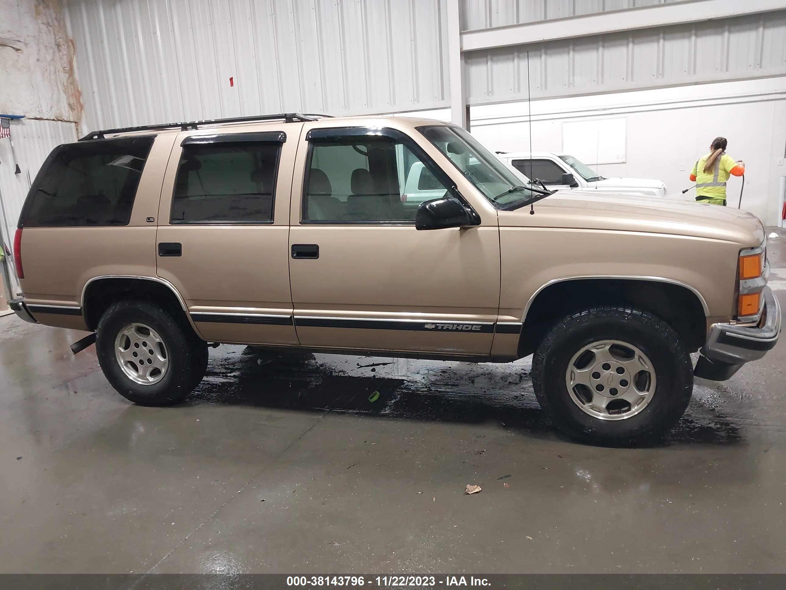 Photo 12 VIN: 1GNEK13R5XJ545512 - CHEVROLET TAHOE 