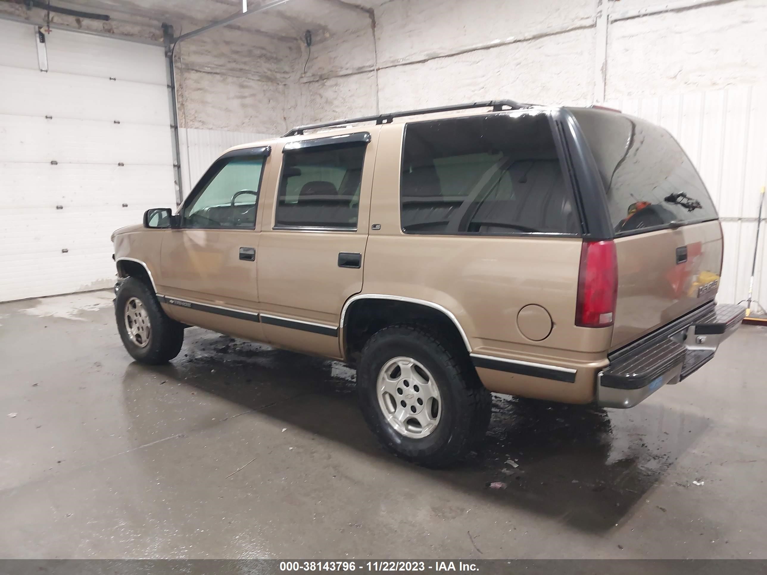 Photo 2 VIN: 1GNEK13R5XJ545512 - CHEVROLET TAHOE 