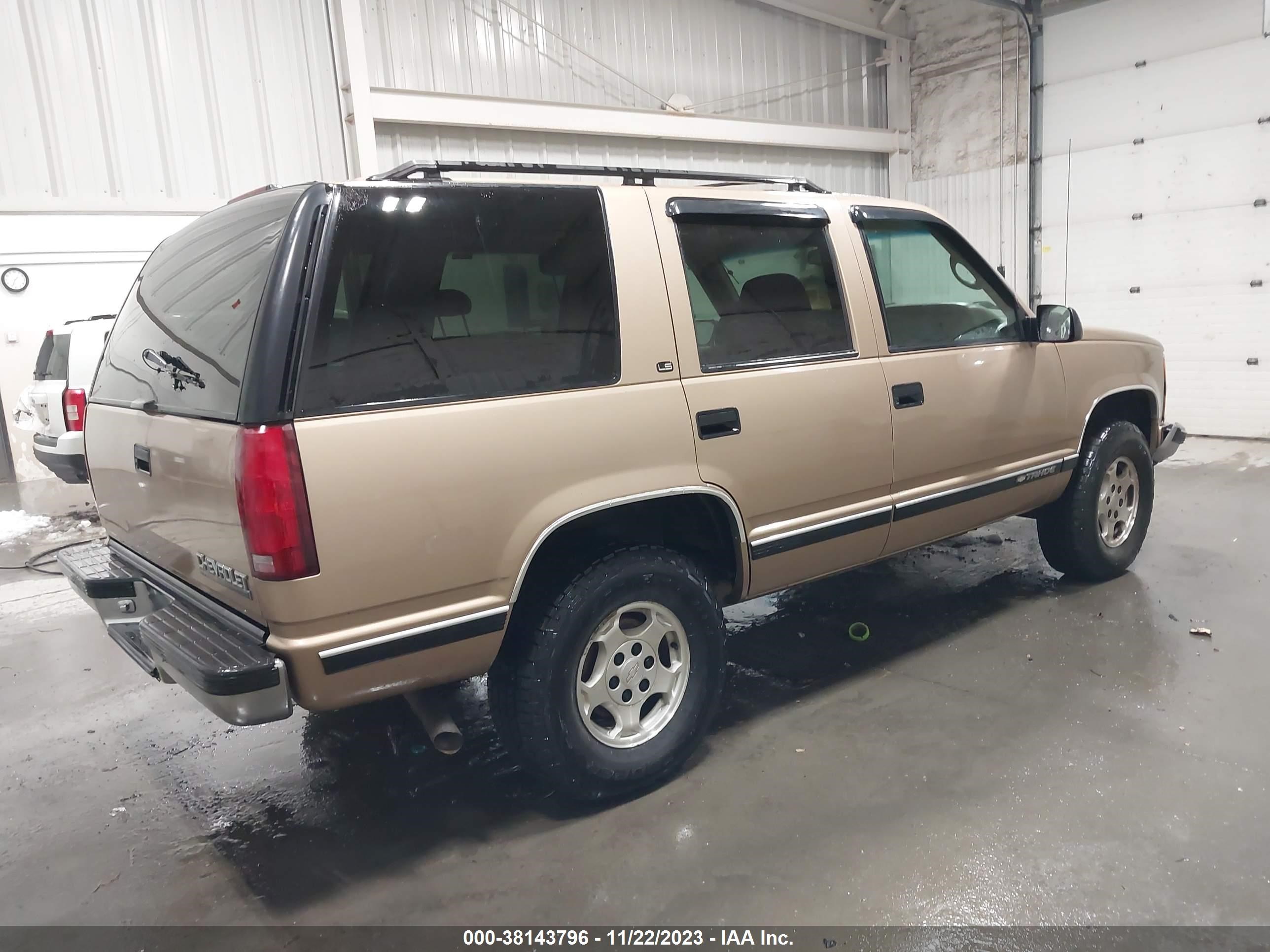 Photo 3 VIN: 1GNEK13R5XJ545512 - CHEVROLET TAHOE 