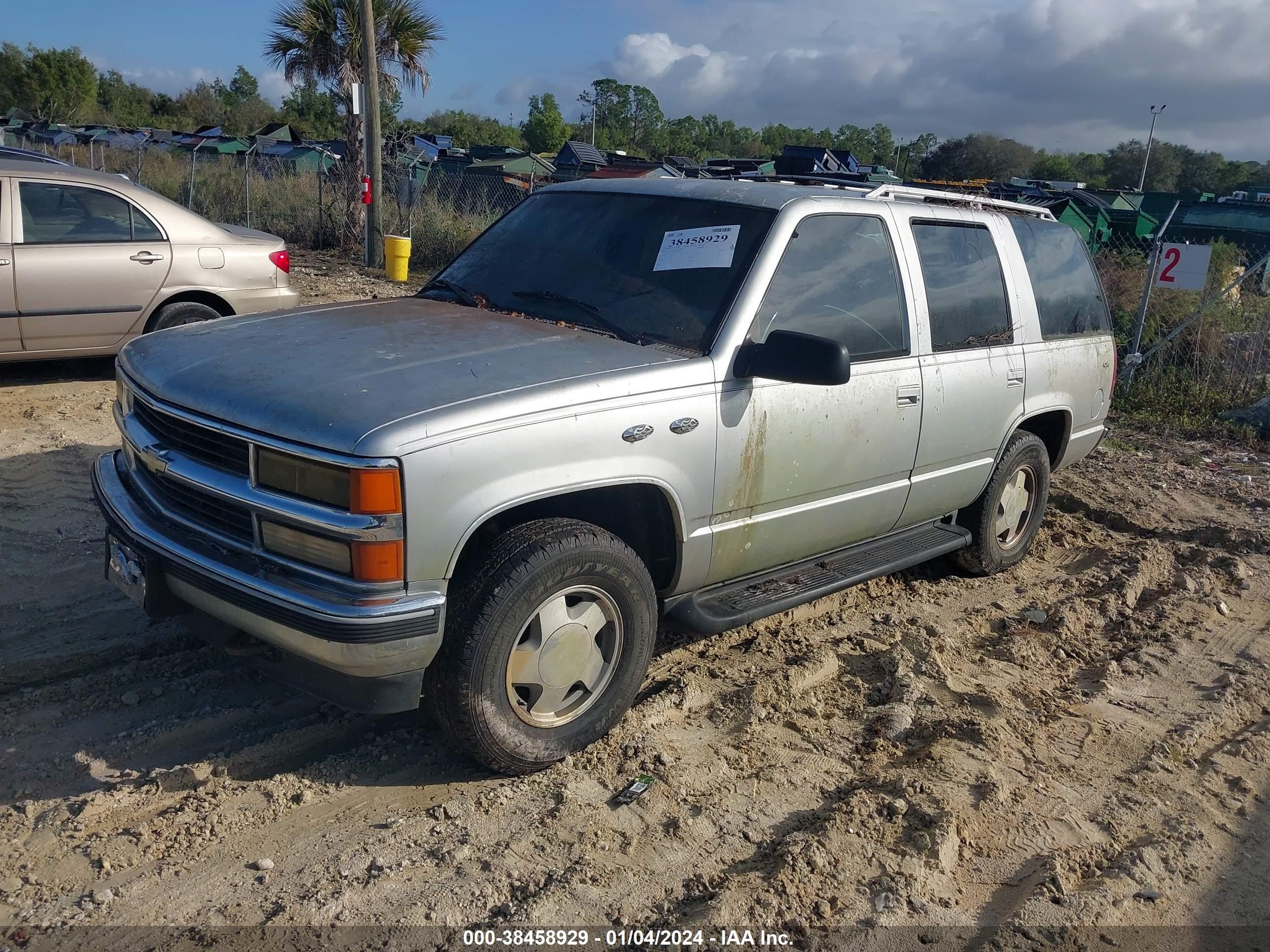 Photo 1 VIN: 1GNEK13R6TJ318128 - CHEVROLET TAHOE 