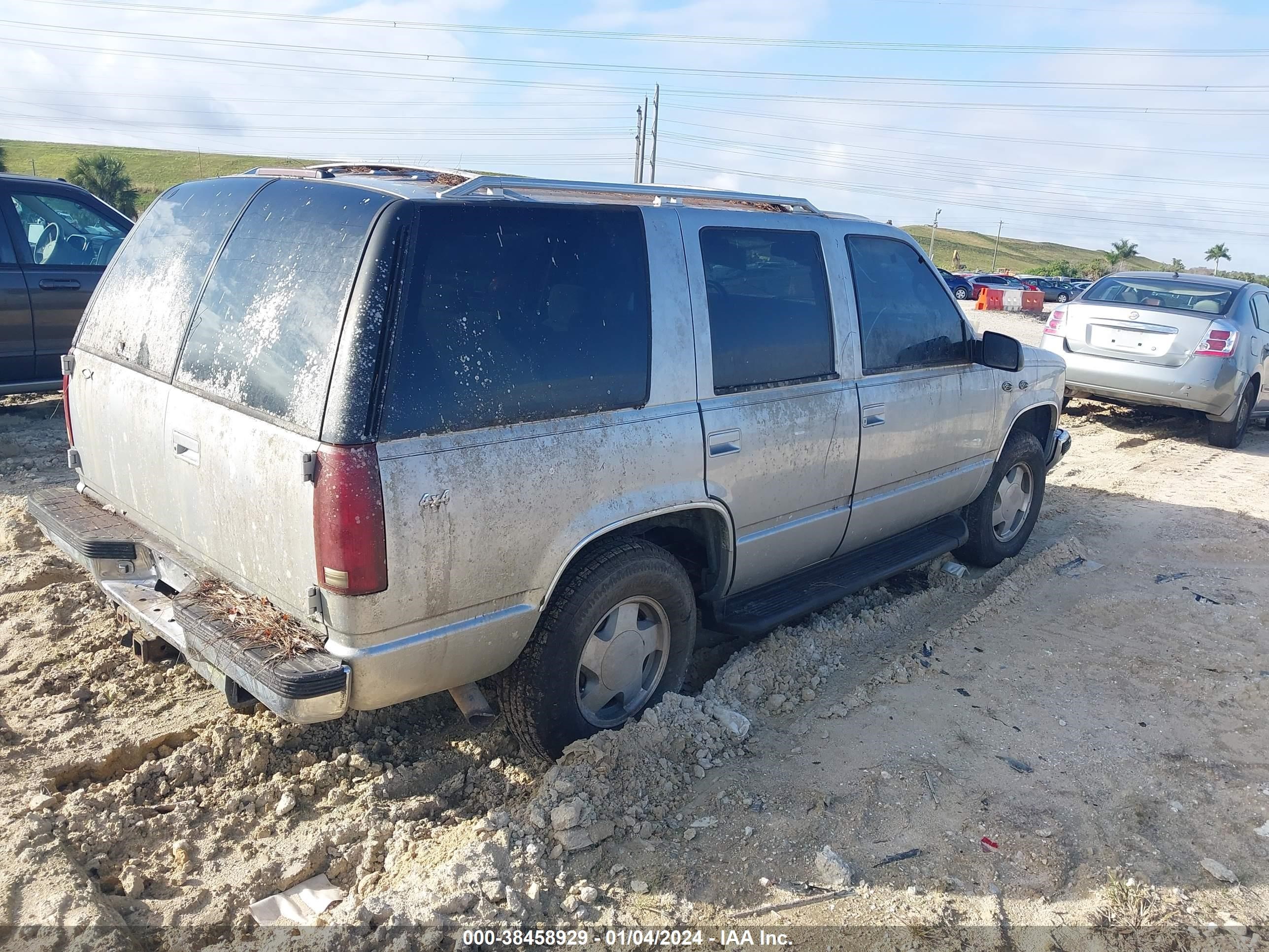 Photo 3 VIN: 1GNEK13R6TJ318128 - CHEVROLET TAHOE 