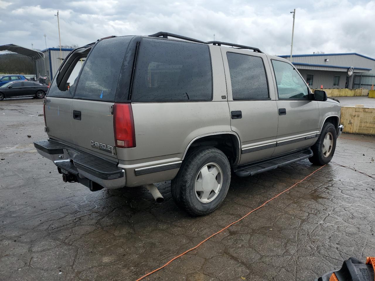 Photo 2 VIN: 1GNEK13R6XJ394454 - CHEVROLET TAHOE 