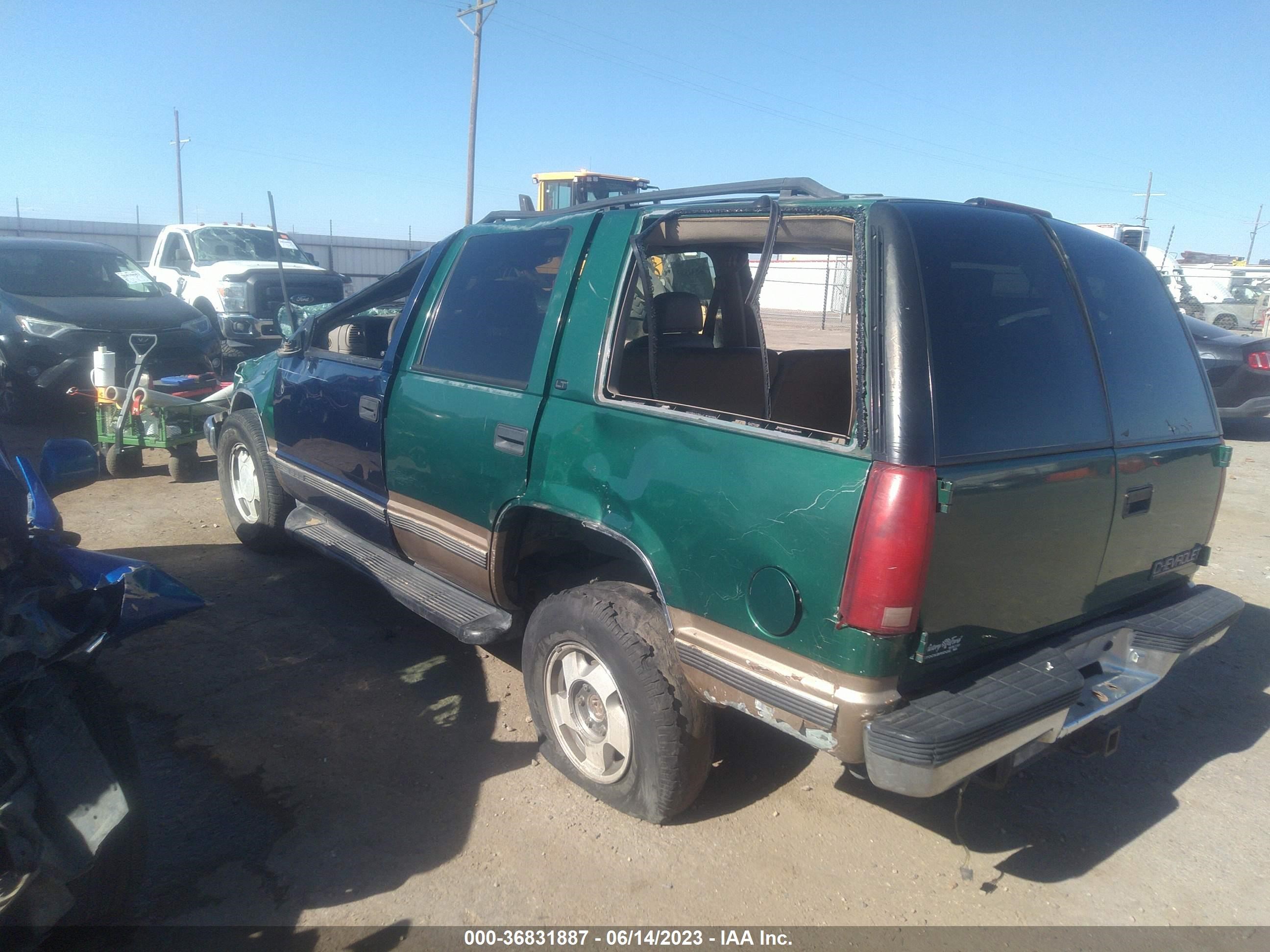 Photo 2 VIN: 1GNEK13R6XJ396317 - CHEVROLET TAHOE 